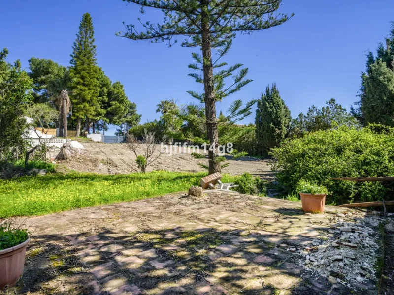 Are you looking for a prime investment opportunity in one of the most sought-after areas of Nueva Andalucía, Marbella? This exceptional plot enjoys a privileged south-west orientation, offering sunlight throughout the day and an ideal setting for creating