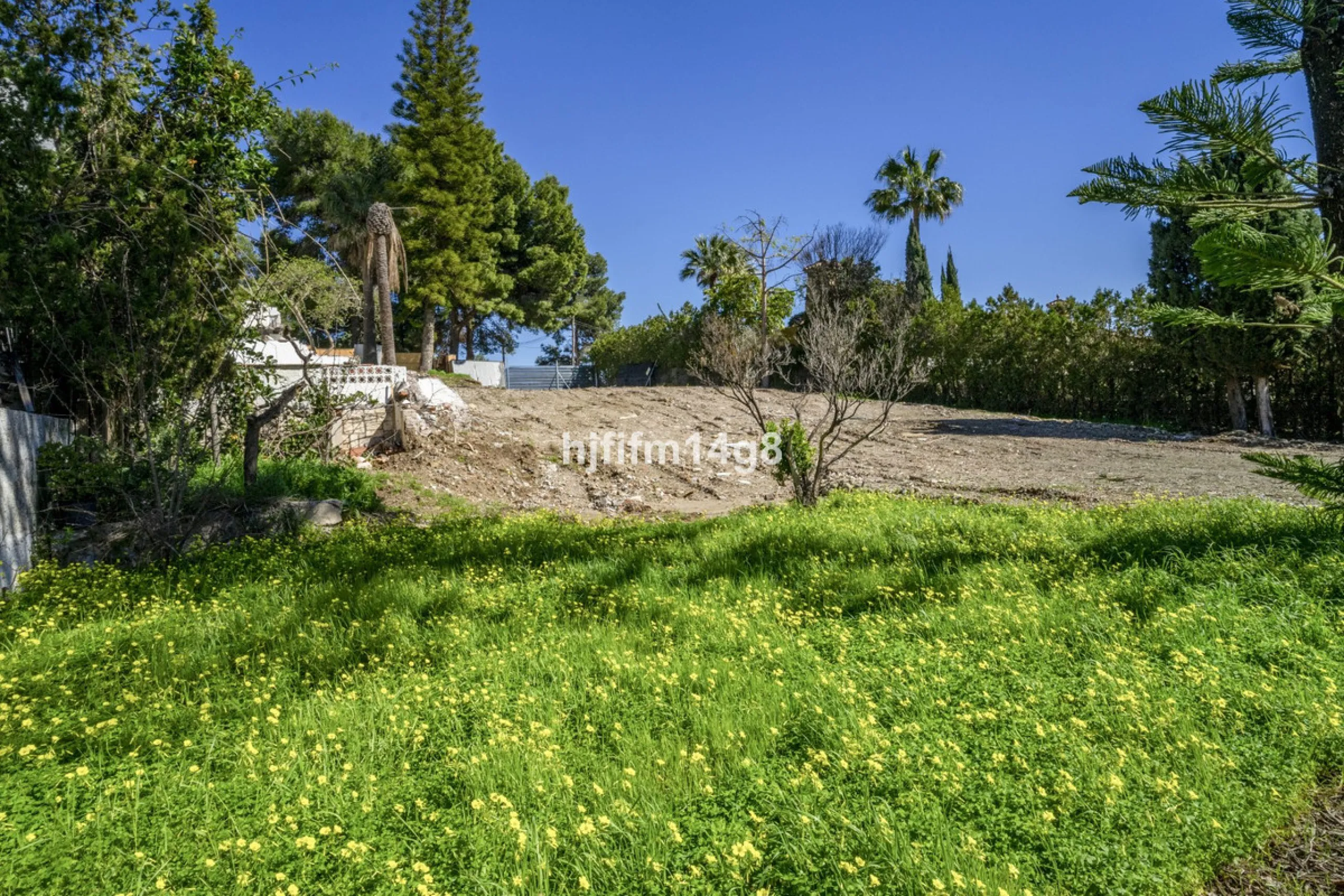 Are you looking for a prime investment opportunity in one of the most sought-after areas of Nueva Andalucía, Marbella? This exceptional plot enjoys a privileged south-west orientation, offering sunlight throughout the day and an ideal setting for creating
