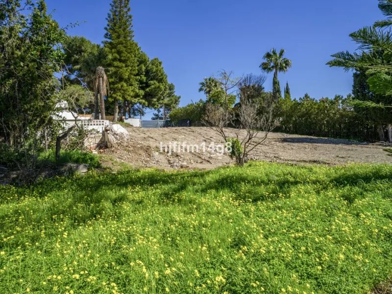 Are you looking for a prime investment opportunity in one of the most sought-after areas of Nueva Andalucía, Marbella? This exceptional plot enjoys a privileged south-west orientation, offering sunlight throughout the day and an ideal setting for creating