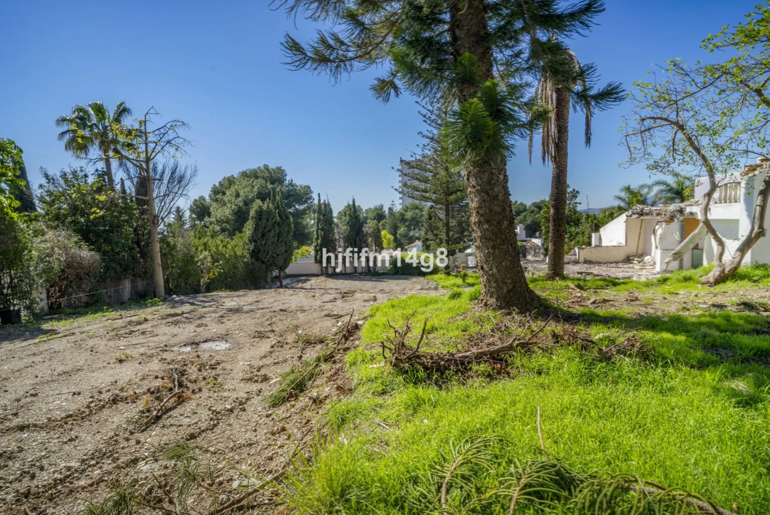 Are you looking for a prime investment opportunity in one of the most sought-after areas of Nueva Andalucía, Marbella? This exceptional plot enjoys a privileged south-west orientation, offering sunlight throughout the day and an ideal setting for creating