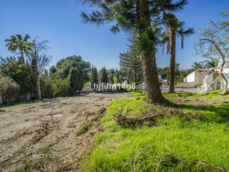 Are you looking for a prime investment opportunity in one of the most sought-after areas of Nueva Andalucía, Marbella? This exceptional plot enjoys a privileged south-west orientation, offering sunlight throughout the day and an ideal setting for creating