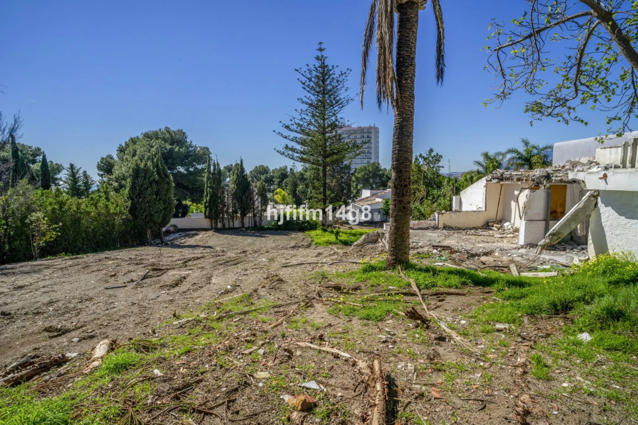 Are you looking for a prime investment opportunity in one of the most sought-after areas of Nueva Andalucía, Marbella? This exceptional plot enjoys a privileged south-west orientation, offering sunlight throughout the day and an ideal setting for creating