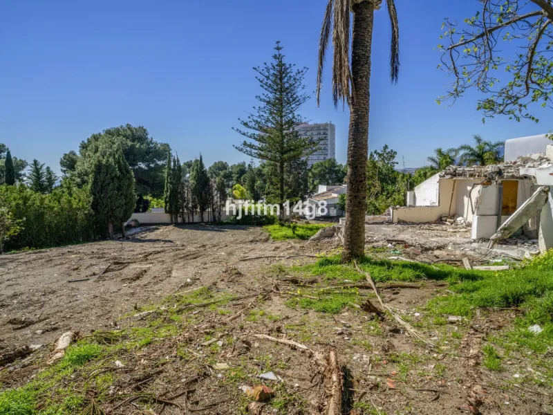 Are you looking for a prime investment opportunity in one of the most sought-after areas of Nueva Andalucía, Marbella? This exceptional plot enjoys a privileged south-west orientation, offering sunlight throughout the day and an ideal setting for creating