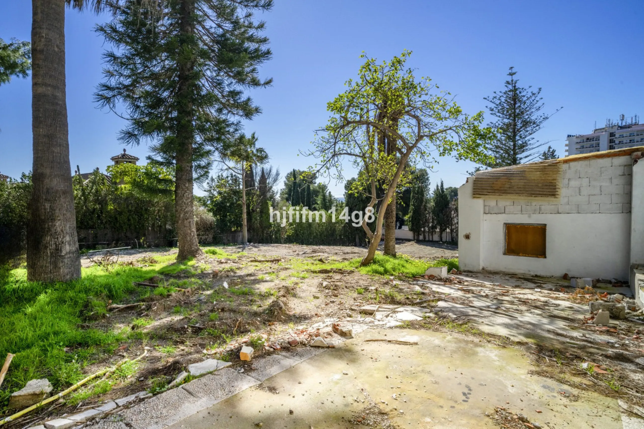 Are you looking for a prime investment opportunity in one of the most sought-after areas of Nueva Andalucía, Marbella? This exceptional plot enjoys a privileged south-west orientation, offering sunlight throughout the day and an ideal setting for creating