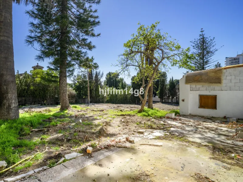 Are you looking for a prime investment opportunity in one of the most sought-after areas of Nueva Andalucía, Marbella? This exceptional plot enjoys a privileged south-west orientation, offering sunlight throughout the day and an ideal setting for creating