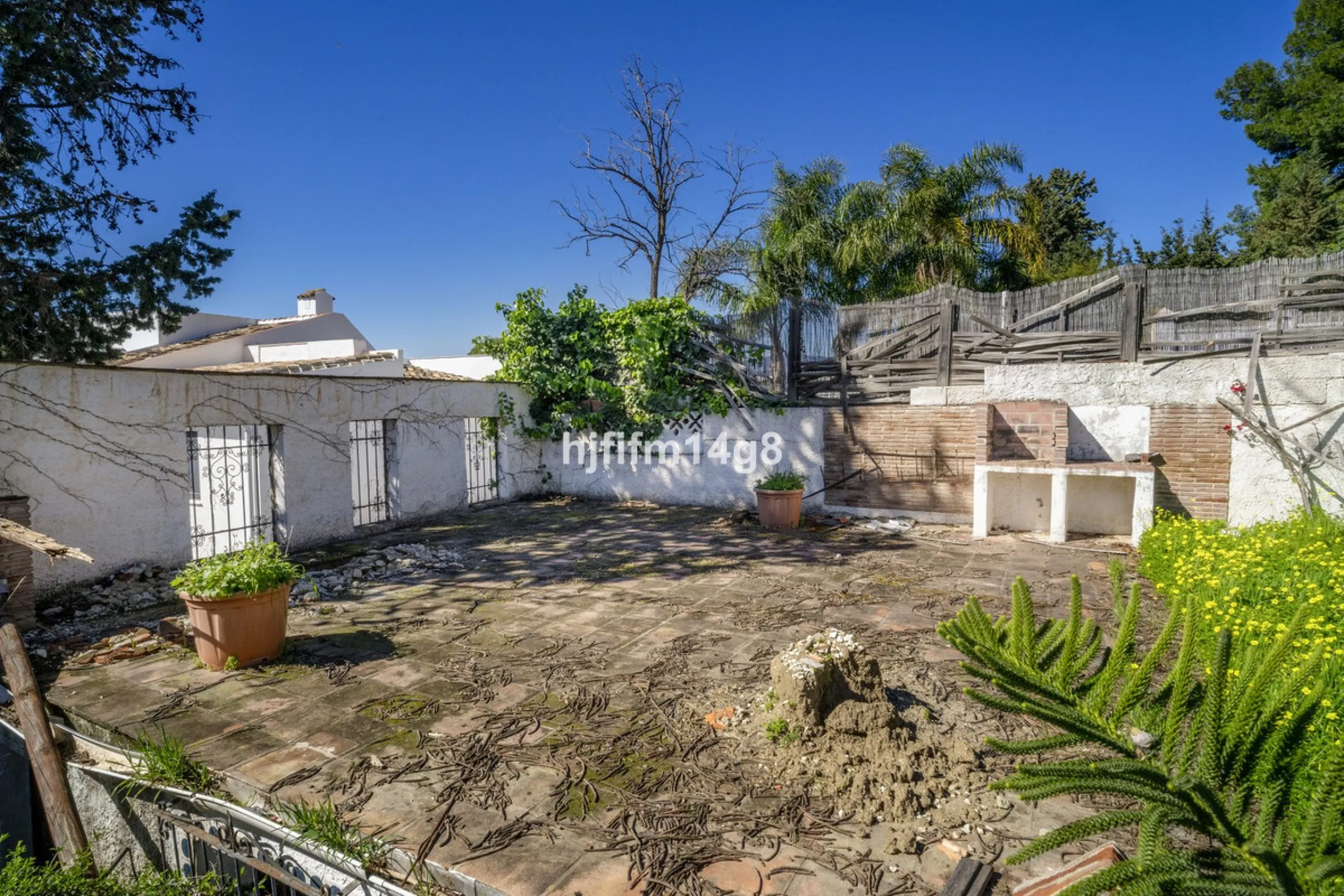 Are you looking for a prime investment opportunity in one of the most sought-after areas of Nueva Andalucía, Marbella? This exceptional plot enjoys a privileged south-west orientation, offering sunlight throughout the day and an ideal setting for creating