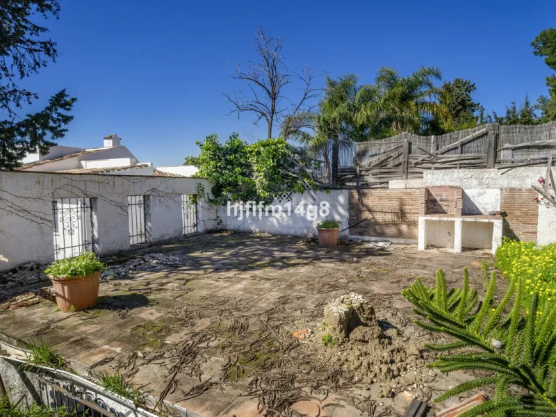 Are you looking for a prime investment opportunity in one of the most sought-after areas of Nueva Andalucía, Marbella? This exceptional plot enjoys a privileged south-west orientation, offering sunlight throughout the day and an ideal setting for creating