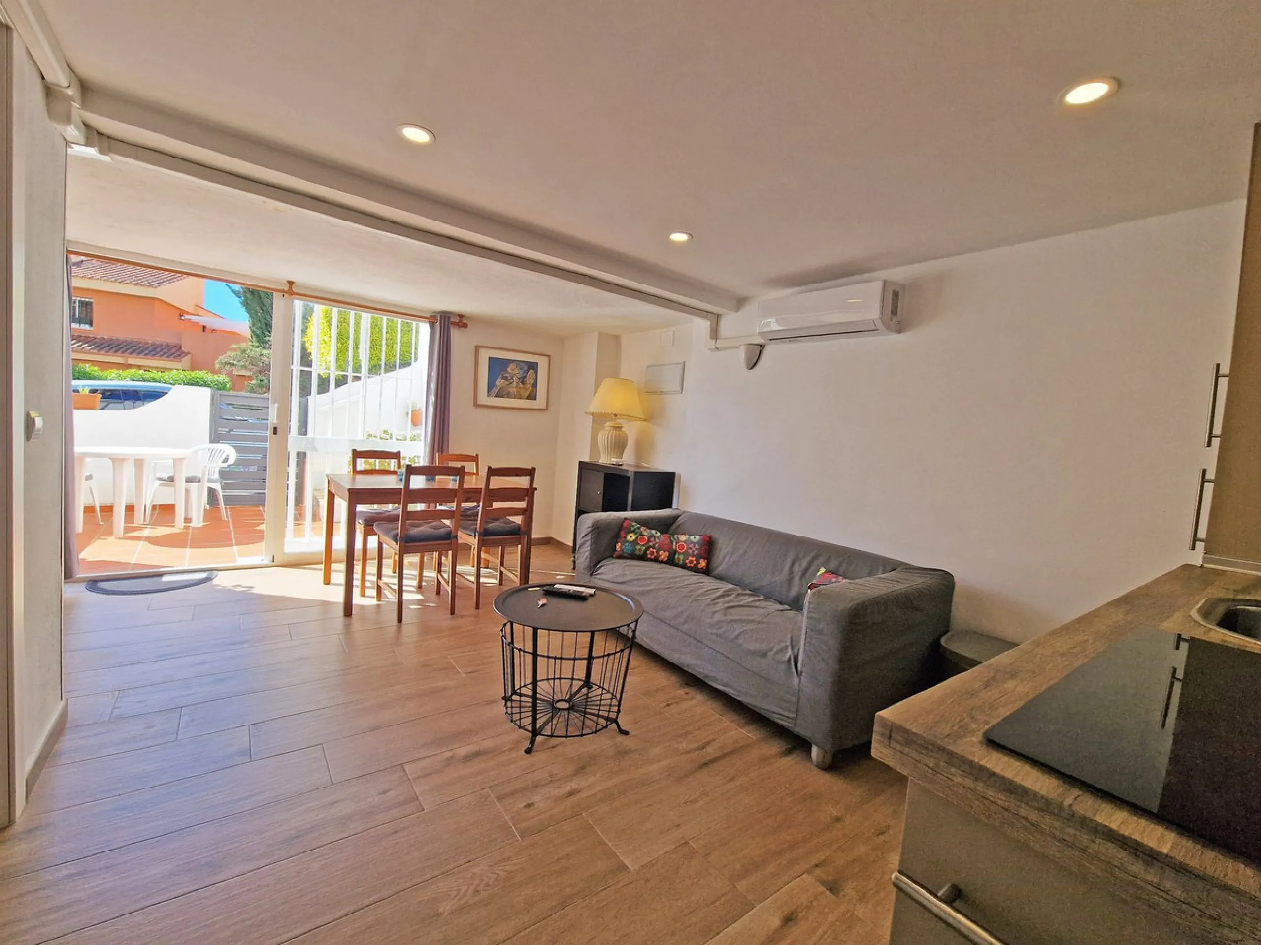 Magnificent townhouse in La Reserva de Marbella, one of the most sought-after residential areas in eastern Marbella thanks to its tranquility, natural surroundings, and excellent access to some of the finest beaches along the coast.