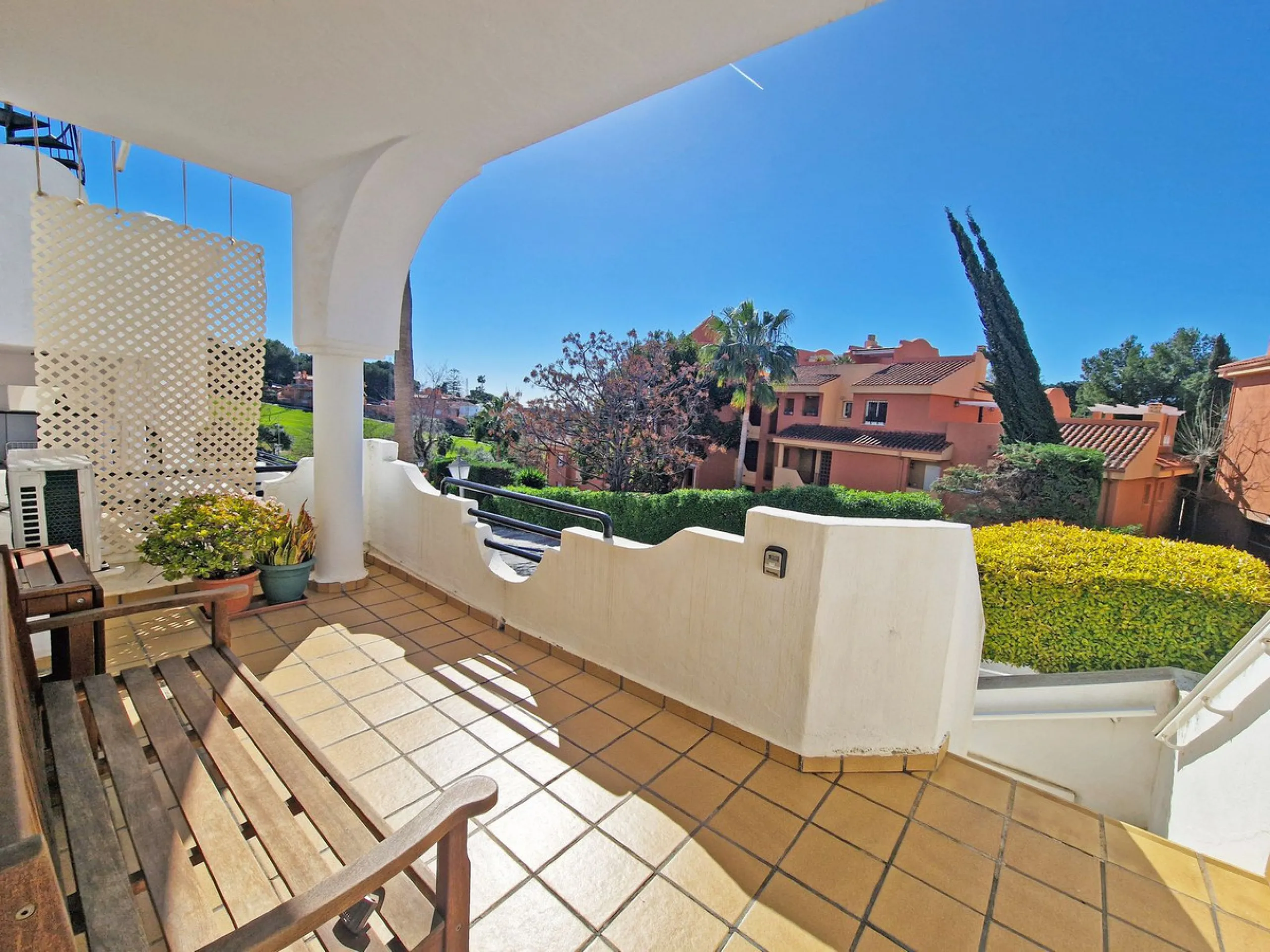 Magnificent townhouse in La Reserva de Marbella, one of the most sought-after residential areas in eastern Marbella thanks to its tranquility, natural surroundings, and excellent access to some of the finest beaches along the coast.