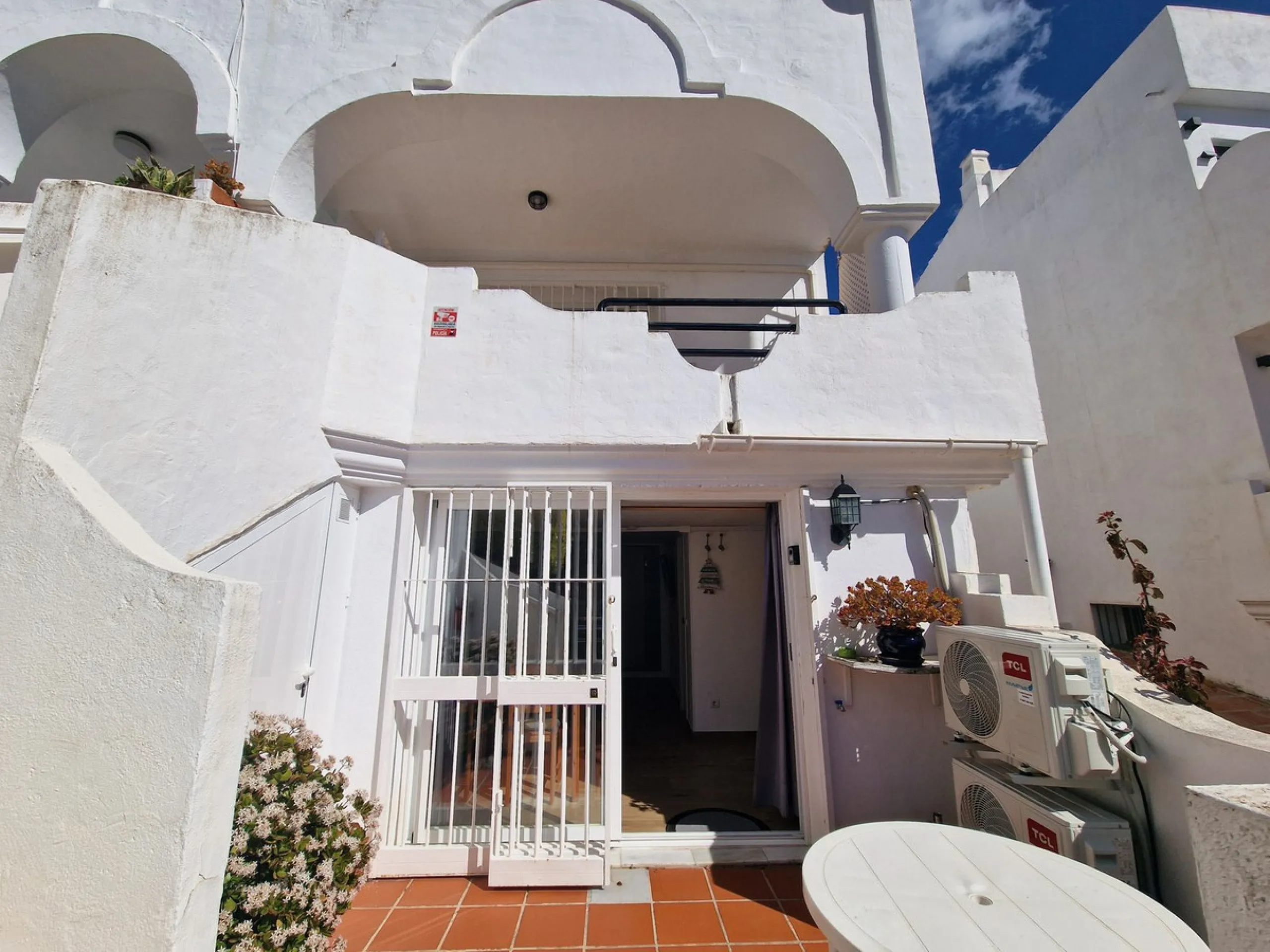 Magnificent townhouse in La Reserva de Marbella, one of the most sought-after residential areas in eastern Marbella thanks to its tranquility, natural surroundings, and excellent access to some of the finest beaches along the coast.