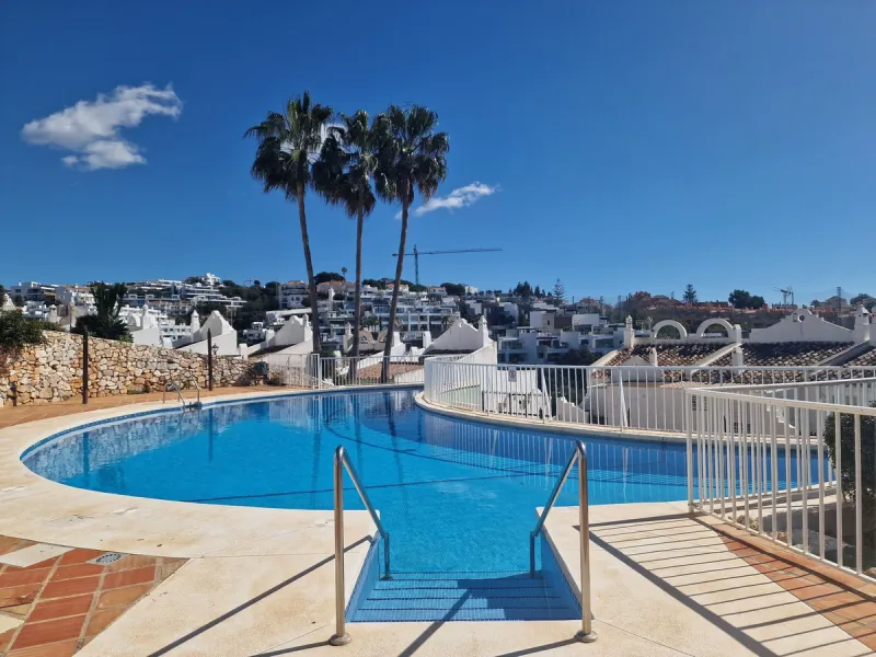 Magnificent townhouse in La Reserva de Marbella, one of the most sought-after residential areas in eastern Marbella thanks to its tranquility, natural surroundings, and excellent access to some of the finest beaches along the coast.