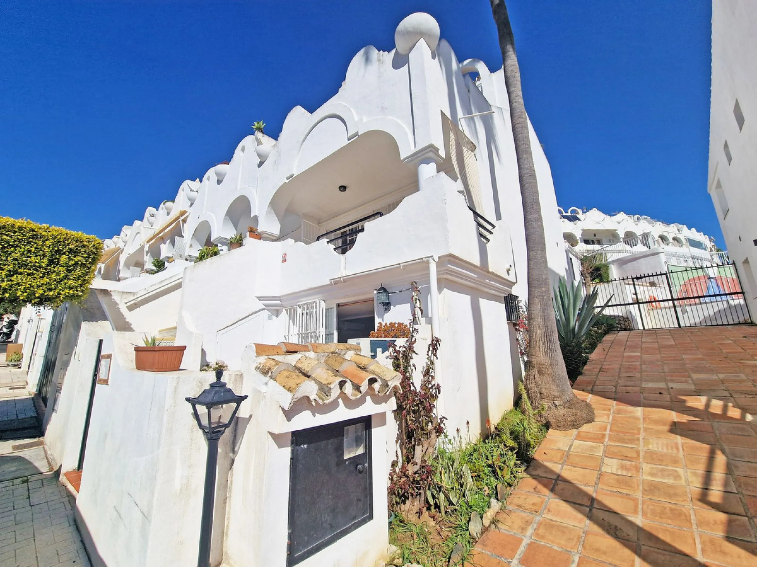Magnificent townhouse in La Reserva de Marbella, one of the most sought-after residential areas in eastern Marbella thanks to its tranquility, natural surroundings, and excellent access to some of the finest beaches along the coast.