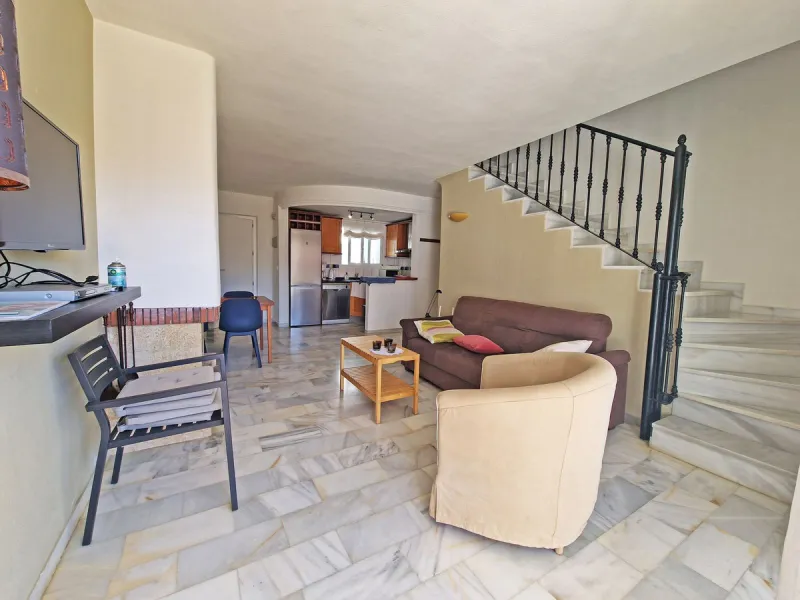 Magnificent townhouse in La Reserva de Marbella, one of the most sought-after residential areas in eastern Marbella thanks to its tranquility, natural surroundings, and excellent access to some of the finest beaches along the coast.