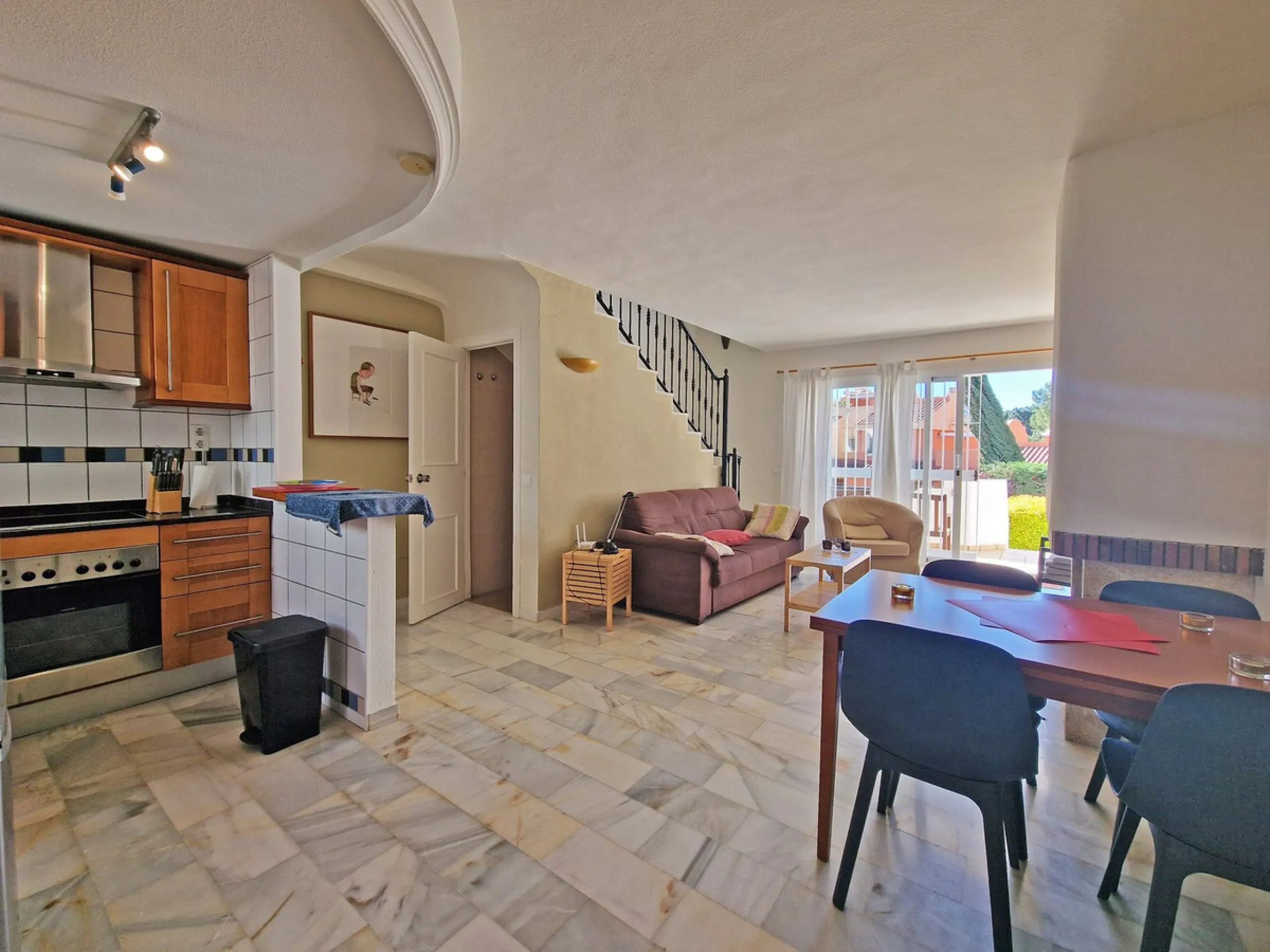 Magnificent townhouse in La Reserva de Marbella, one of the most sought-after residential areas in eastern Marbella thanks to its tranquility, natural surroundings, and excellent access to some of the finest beaches along the coast.
