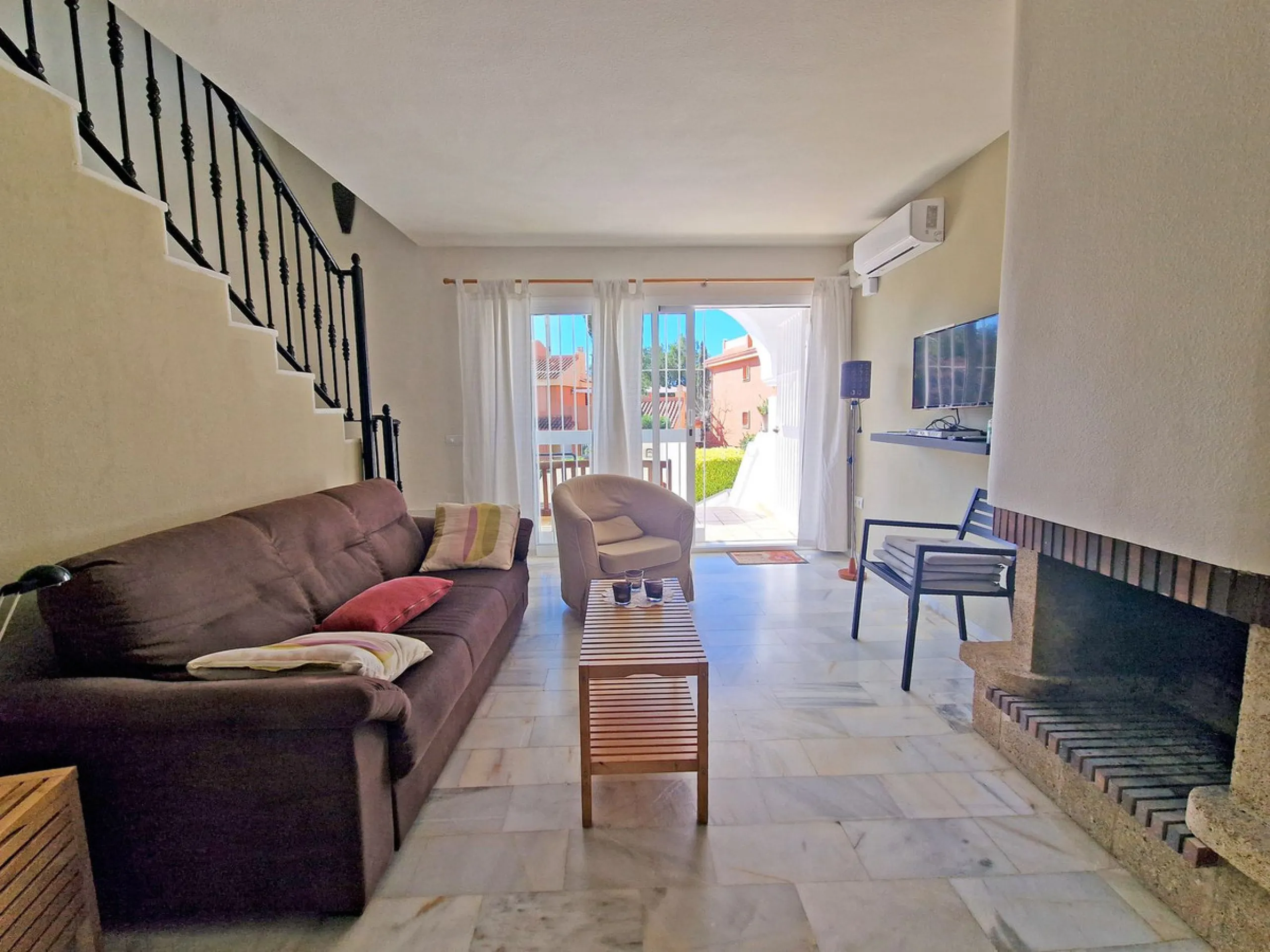 Magnificent townhouse in La Reserva de Marbella, one of the most sought-after residential areas in eastern Marbella thanks to its tranquility, natural surroundings, and excellent access to some of the finest beaches along the coast.