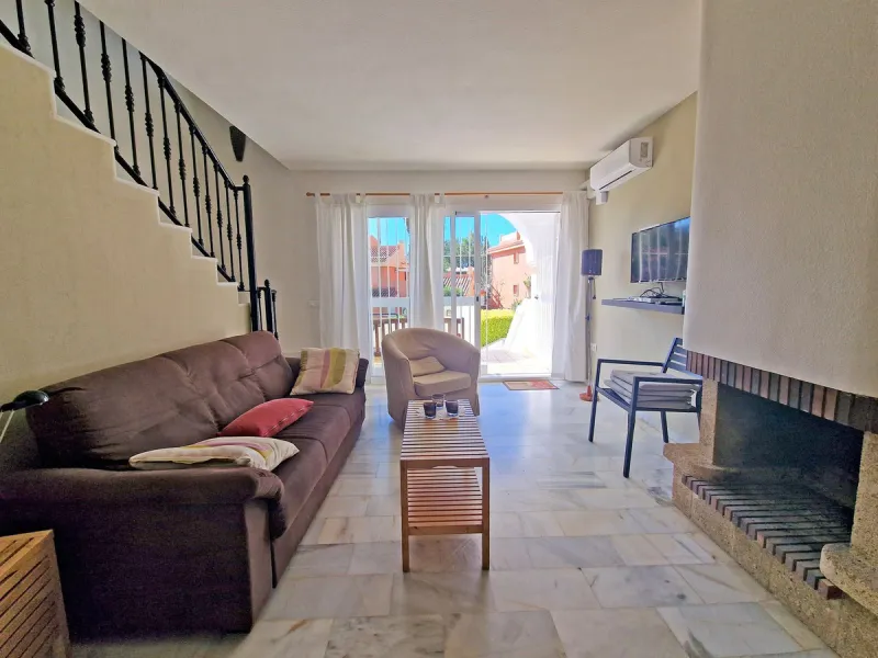 Magnificent townhouse in La Reserva de Marbella, one of the most sought-after residential areas in eastern Marbella thanks to its tranquility, natural surroundings, and excellent access to some of the finest beaches along the coast.
