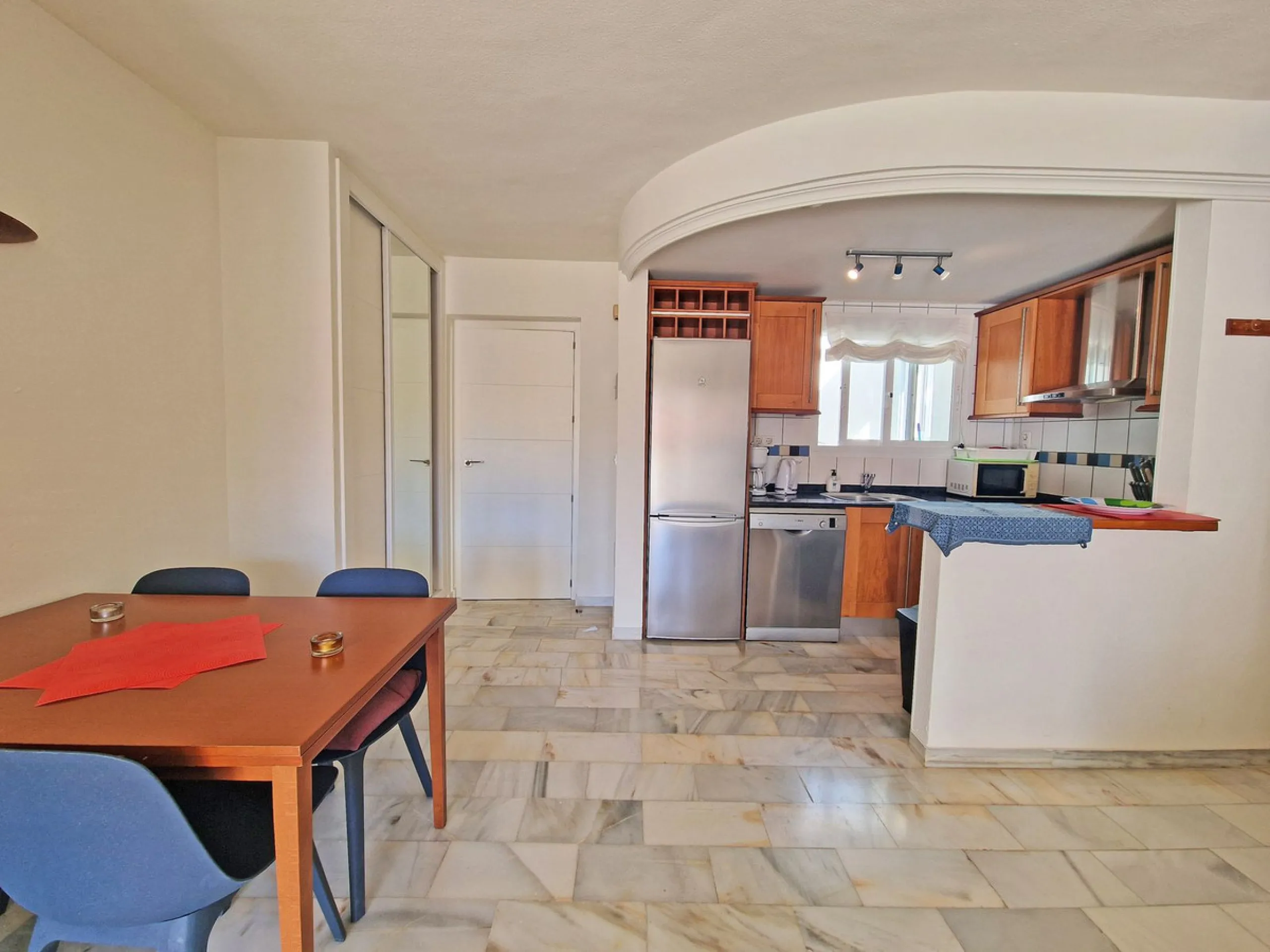 Magnificent townhouse in La Reserva de Marbella, one of the most sought-after residential areas in eastern Marbella thanks to its tranquility, natural surroundings, and excellent access to some of the finest beaches along the coast.