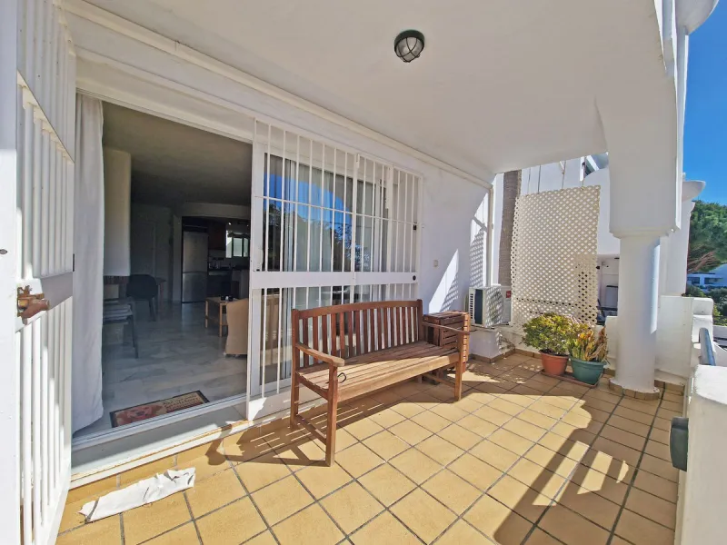 Magnificent townhouse in La Reserva de Marbella, one of the most sought-after residential areas in eastern Marbella thanks to its tranquility, natural surroundings, and excellent access to some of the finest beaches along the coast.