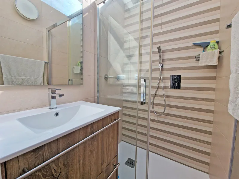 Magnificent townhouse in La Reserva de Marbella, one of the most sought-after residential areas in eastern Marbella thanks to its tranquility, natural surroundings, and excellent access to some of the finest beaches along the coast.