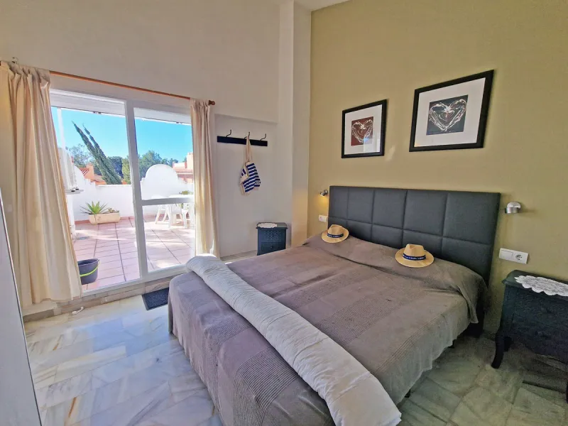Magnificent townhouse in La Reserva de Marbella, one of the most sought-after residential areas in eastern Marbella thanks to its tranquility, natural surroundings, and excellent access to some of the finest beaches along the coast.