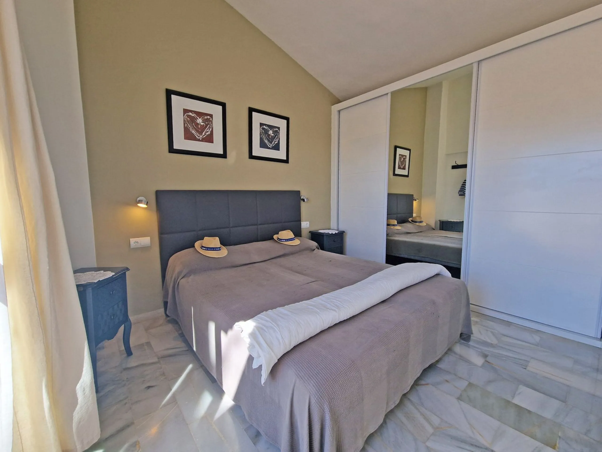 Magnificent townhouse in La Reserva de Marbella, one of the most sought-after residential areas in eastern Marbella thanks to its tranquility, natural surroundings, and excellent access to some of the finest beaches along the coast.