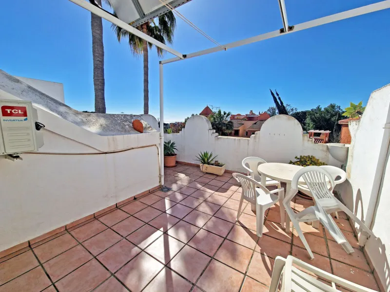 Magnificent townhouse in La Reserva de Marbella, one of the most sought-after residential areas in eastern Marbella thanks to its tranquility, natural surroundings, and excellent access to some of the finest beaches along the coast.