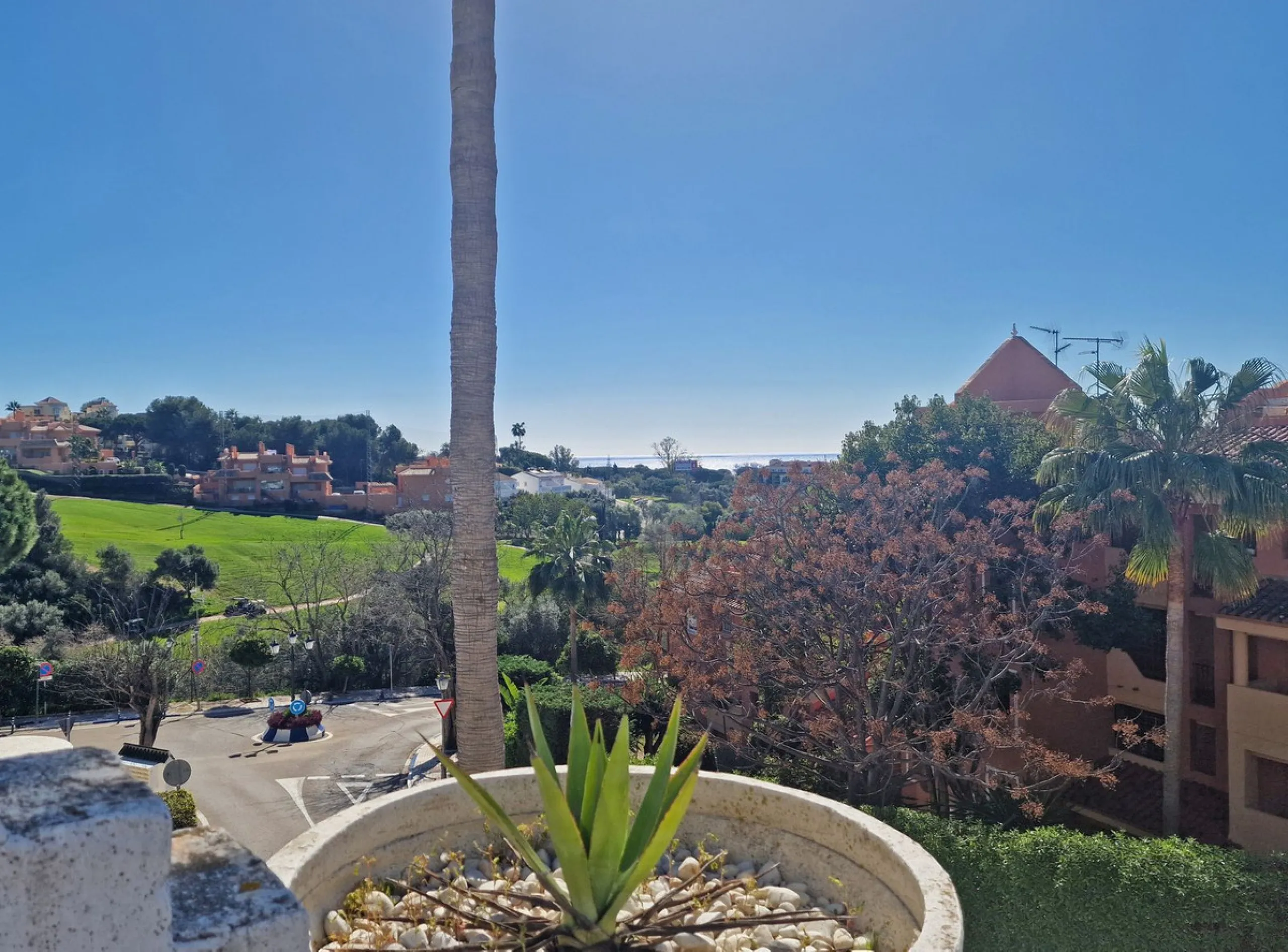 Magnificent townhouse in La Reserva de Marbella, one of the most sought-after residential areas in eastern Marbella thanks to its tranquility, natural surroundings, and excellent access to some of the finest beaches along the coast.
