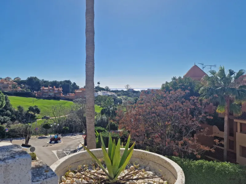 Magnificent townhouse in La Reserva de Marbella, one of the most sought-after residential areas in eastern Marbella thanks to its tranquility, natural surroundings, and excellent access to some of the finest beaches along the coast.