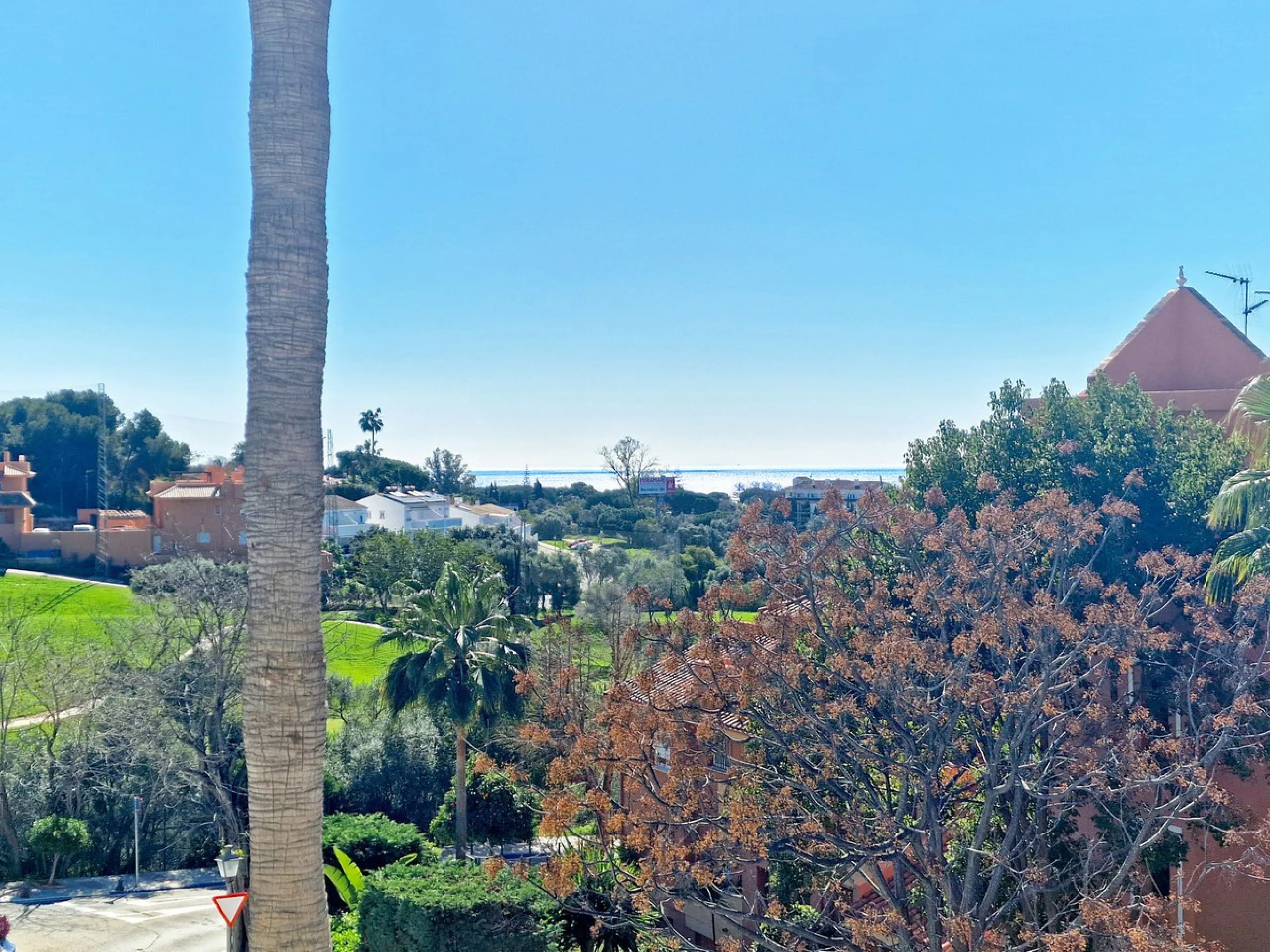 Magnificent townhouse in La Reserva de Marbella, one of the most sought-after residential areas in eastern Marbella thanks to its tranquility, natural surroundings, and excellent access to some of the finest beaches along the coast.