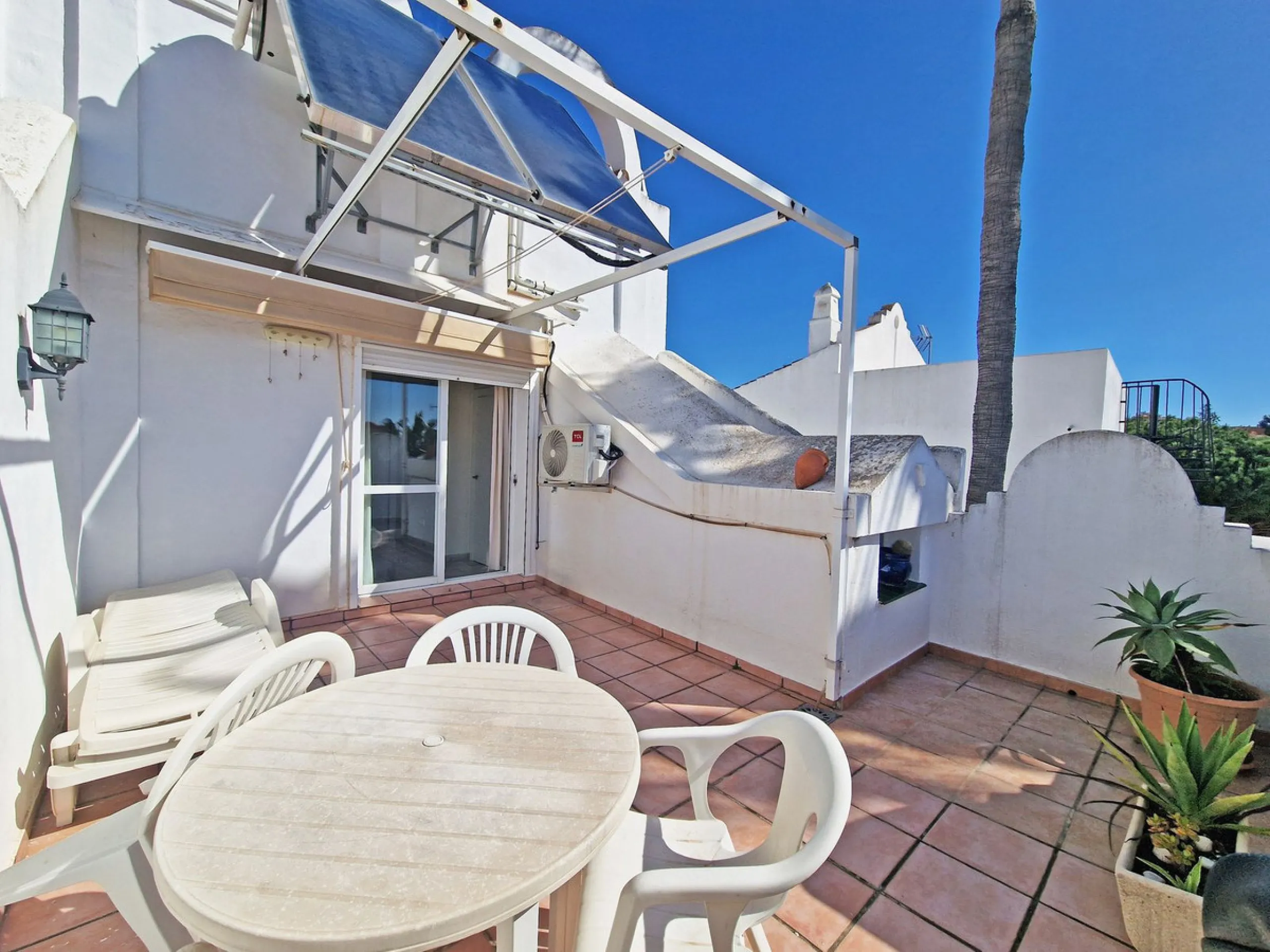 Magnificent townhouse in La Reserva de Marbella, one of the most sought-after residential areas in eastern Marbella thanks to its tranquility, natural surroundings, and excellent access to some of the finest beaches along the coast.