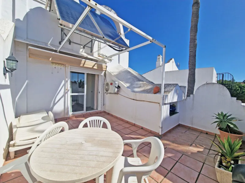 Magnificent townhouse in La Reserva de Marbella, one of the most sought-after residential areas in eastern Marbella thanks to its tranquility, natural surroundings, and excellent access to some of the finest beaches along the coast.