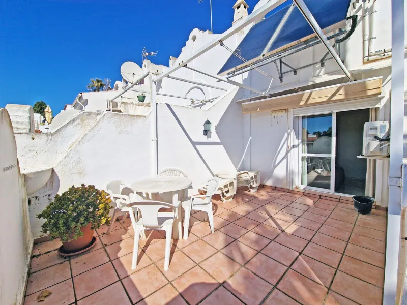 Magnificent townhouse in La Reserva de Marbella, one of the most sought-after residential areas in eastern Marbella thanks to its tranquility, natural surroundings, and excellent access to some of the finest beaches along the coast.