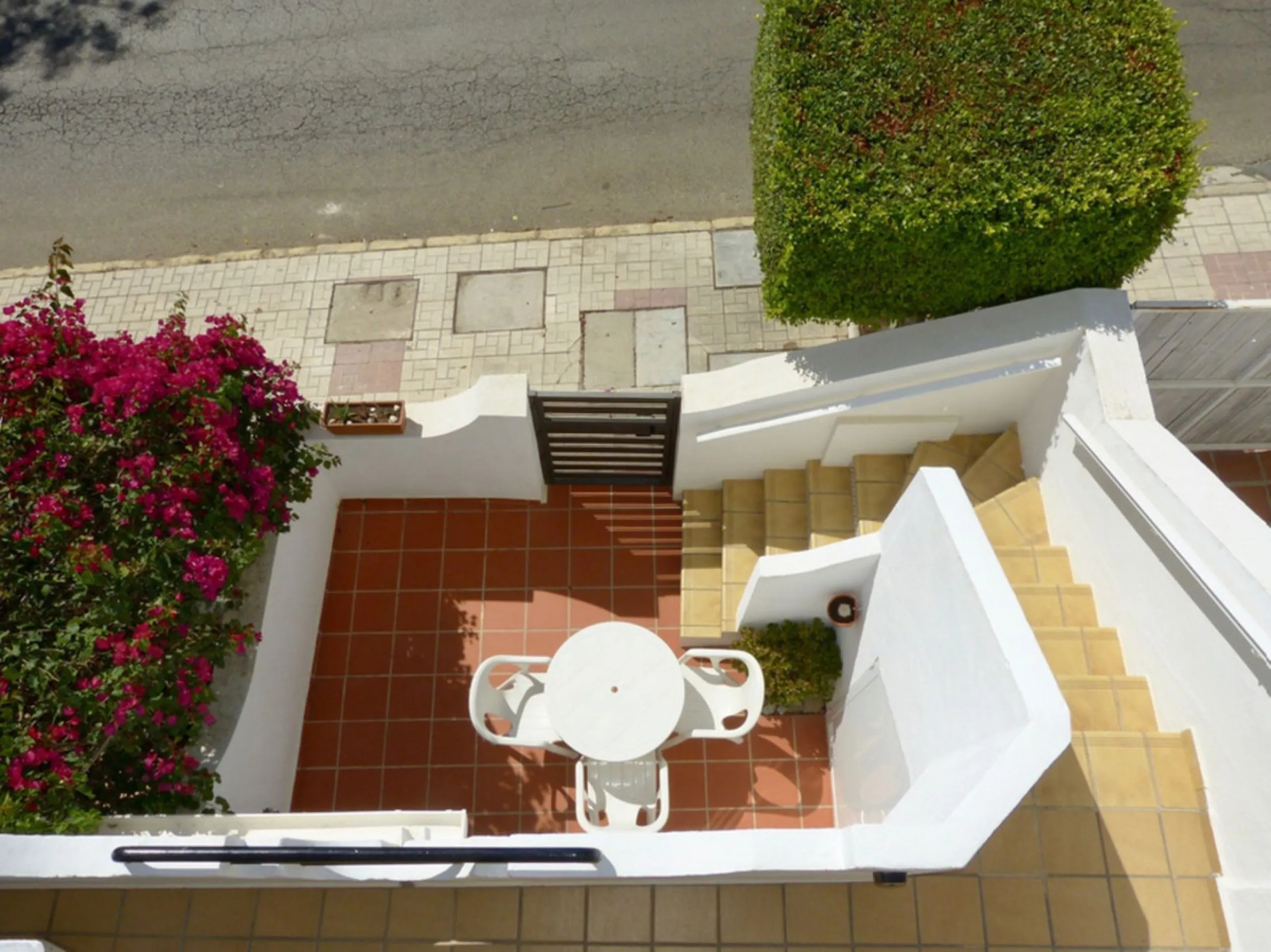 Magnificent townhouse in La Reserva de Marbella, one of the most sought-after residential areas in eastern Marbella thanks to its tranquility, natural surroundings, and excellent access to some of the finest beaches along the coast.