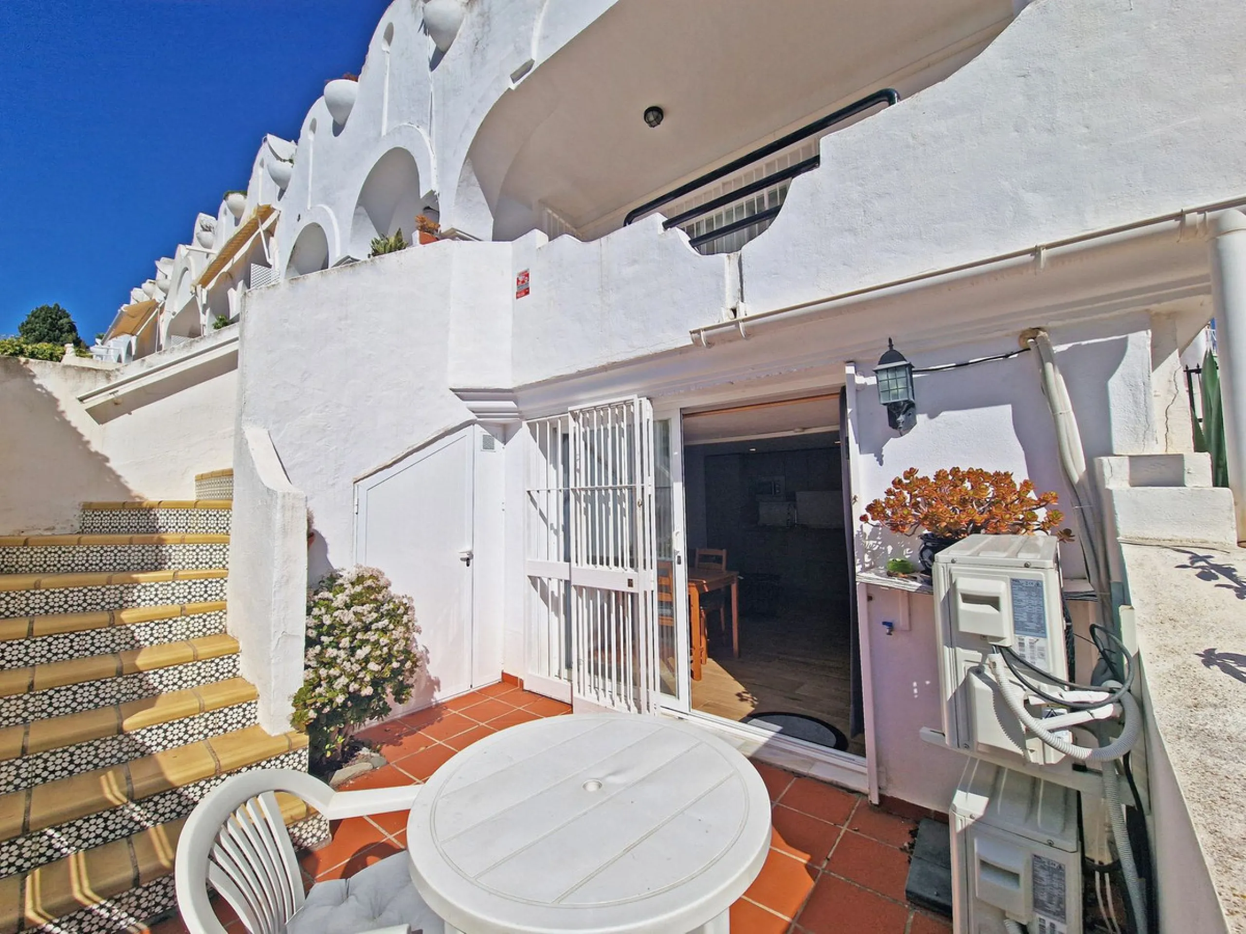 Magnificent townhouse in La Reserva de Marbella, one of the most sought-after residential areas in eastern Marbella thanks to its tranquility, natural surroundings, and excellent access to some of the finest beaches along the coast.