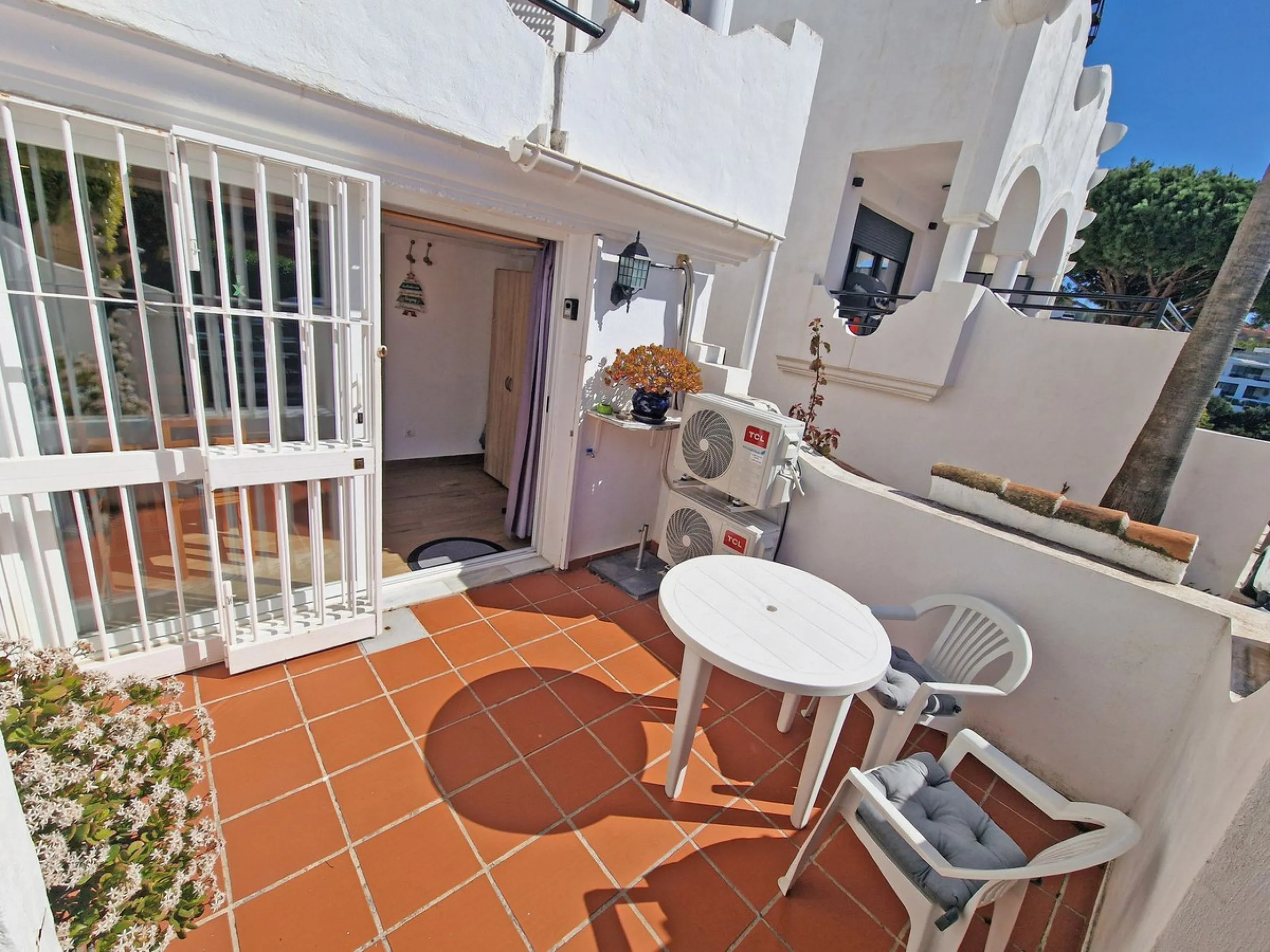 Magnificent townhouse in La Reserva de Marbella, one of the most sought-after residential areas in eastern Marbella thanks to its tranquility, natural surroundings, and excellent access to some of the finest beaches along the coast.