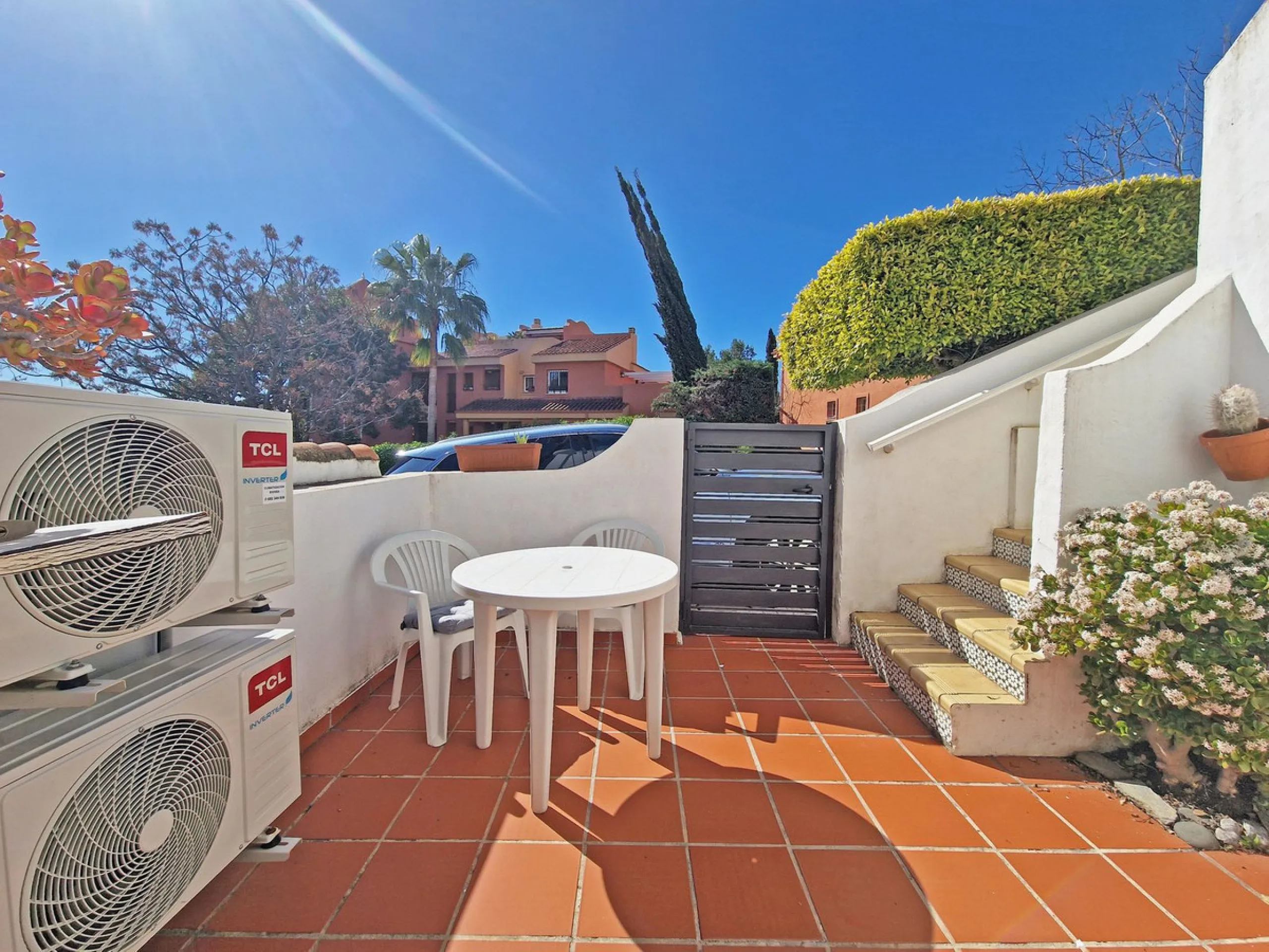 Magnificent townhouse in La Reserva de Marbella, one of the most sought-after residential areas in eastern Marbella thanks to its tranquility, natural surroundings, and excellent access to some of the finest beaches along the coast.