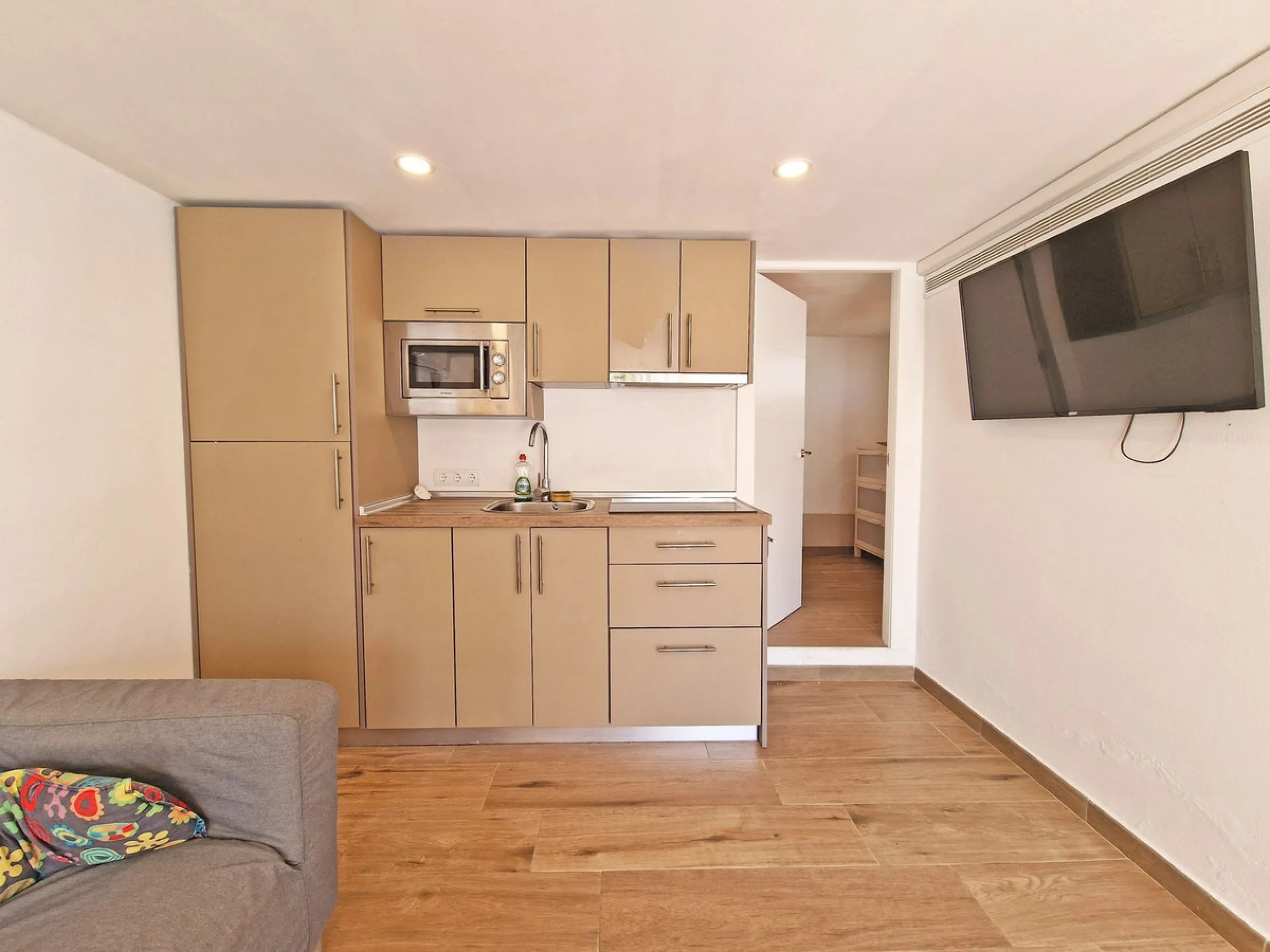 Magnificent townhouse in La Reserva de Marbella, one of the most sought-after residential areas in eastern Marbella thanks to its tranquility, natural surroundings, and excellent access to some of the finest beaches along the coast.