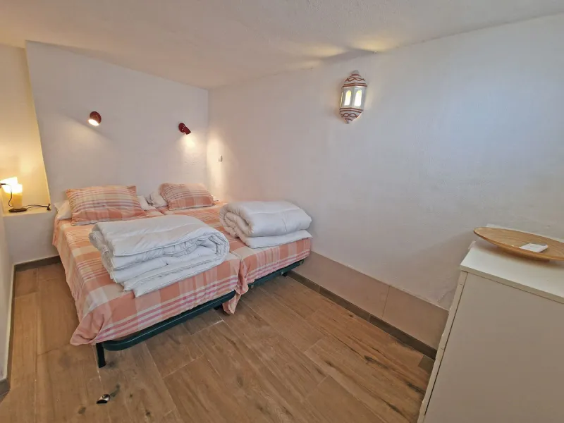 Magnificent townhouse in La Reserva de Marbella, one of the most sought-after residential areas in eastern Marbella thanks to its tranquility, natural surroundings, and excellent access to some of the finest beaches along the coast.