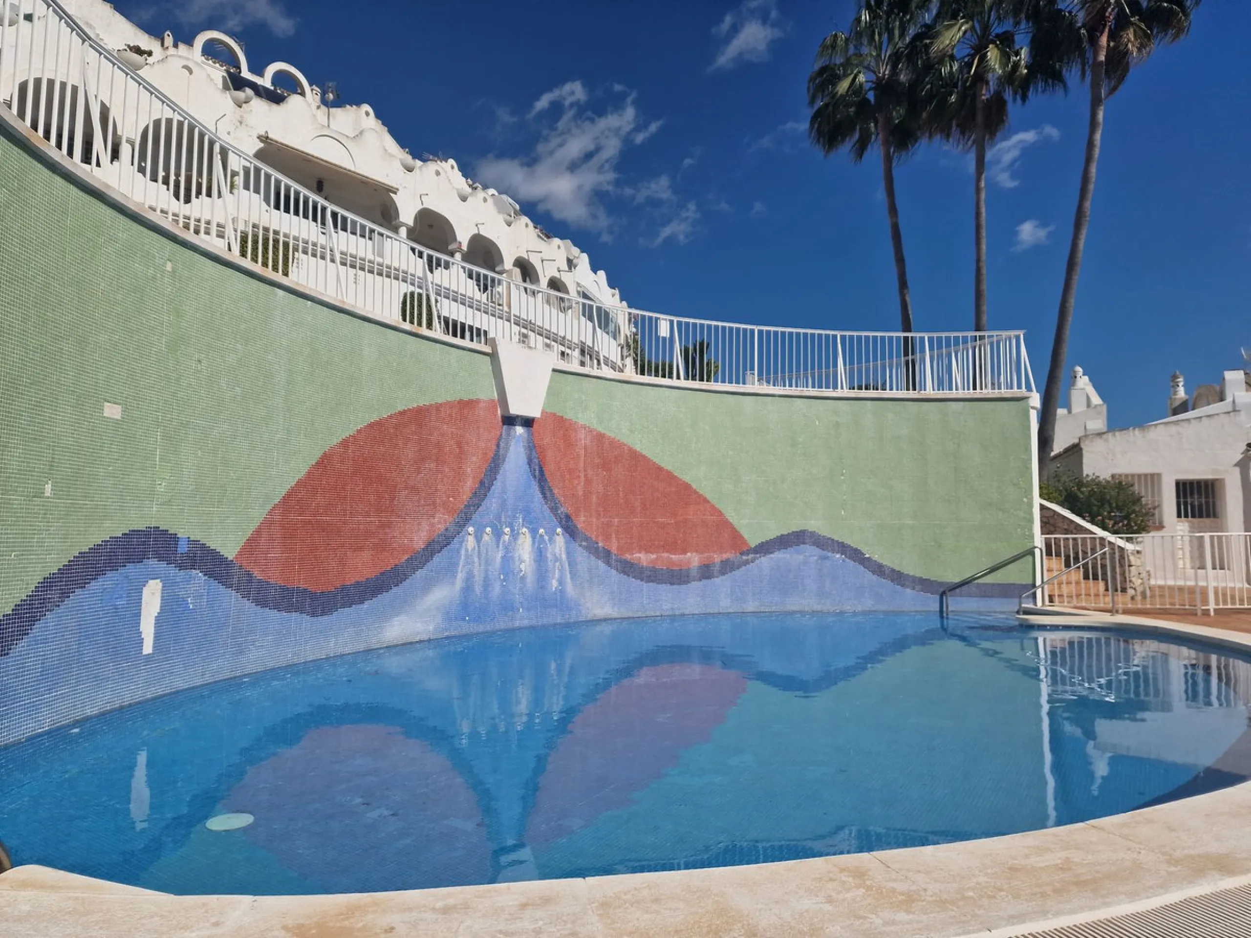 Magnificent townhouse in La Reserva de Marbella, one of the most sought-after residential areas in eastern Marbella thanks to its tranquility, natural surroundings, and excellent access to some of the finest beaches along the coast.