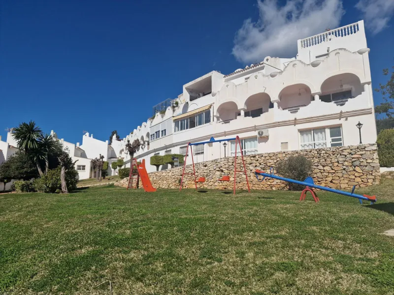 Magnificent townhouse in La Reserva de Marbella, one of the most sought-after residential areas in eastern Marbella thanks to its tranquility, natural surroundings, and excellent access to some of the finest beaches along the coast.