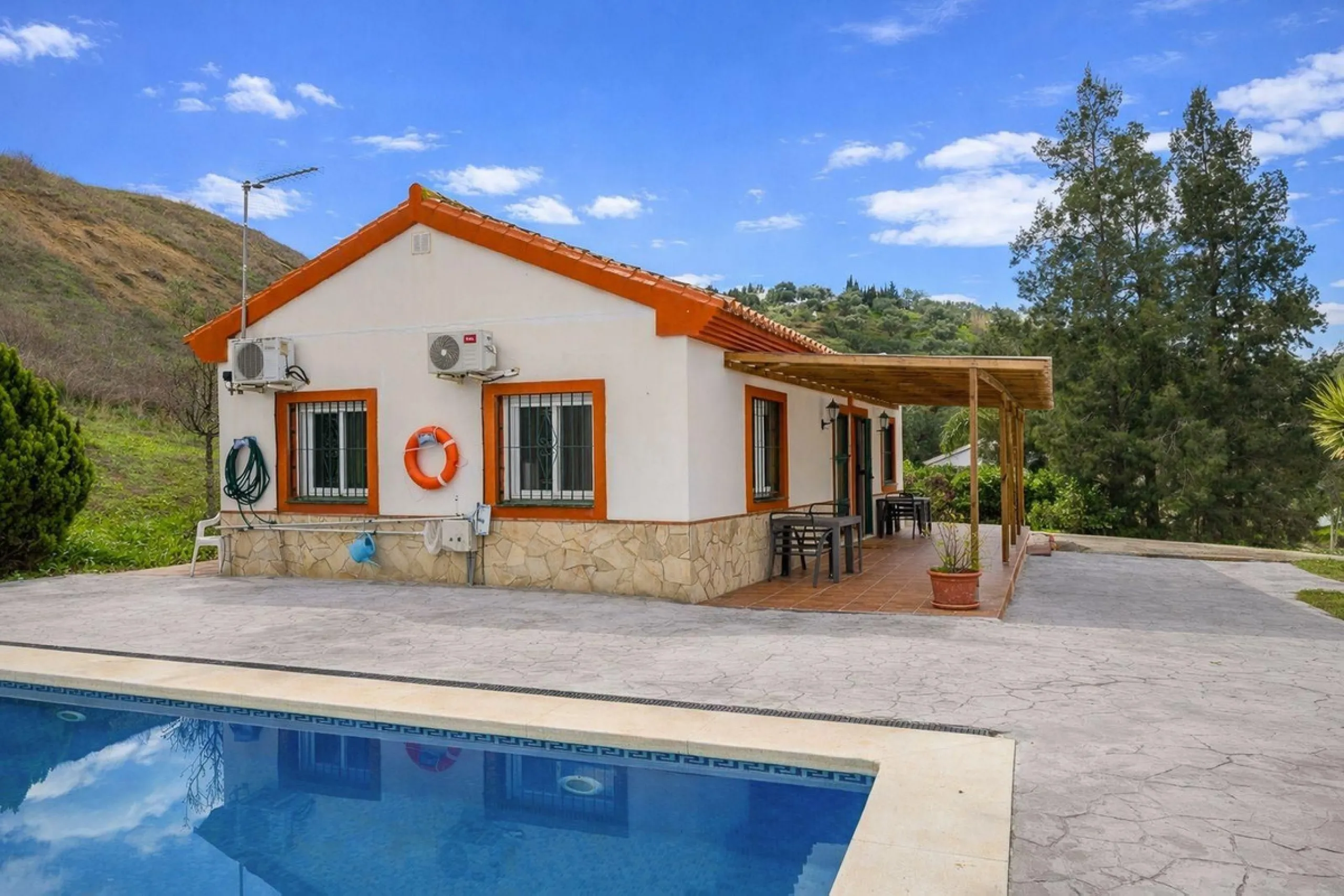 Charming country cottage in excellent condition, currently licensed for holiday rentals and ideal as a second home or investment. The single story house features two double bedrooms, a full bathroom, a fully equipped open-plan kitchen and a living room wi