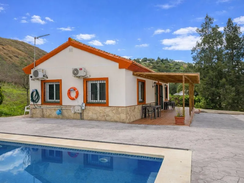 Charming country cottage in excellent condition, currently licensed for holiday rentals and ideal as a second home or investment. The single story house features two double bedrooms, a full bathroom, a fully equipped open-plan kitchen and a living room wi
