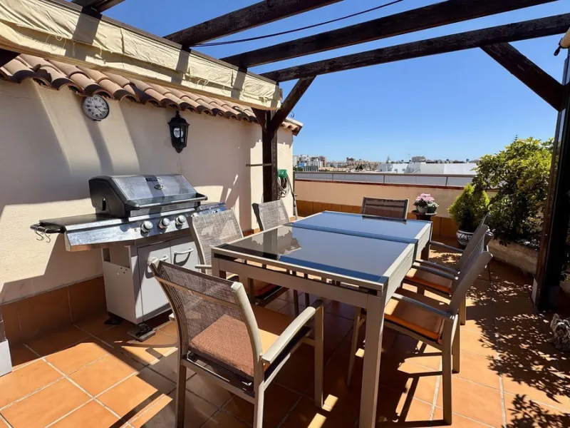 Apartment - Penthouse в продаже в Fuengirola, Málaga. В доме 2 спален и 2 ванных комнат. Площадь дома 85 м²