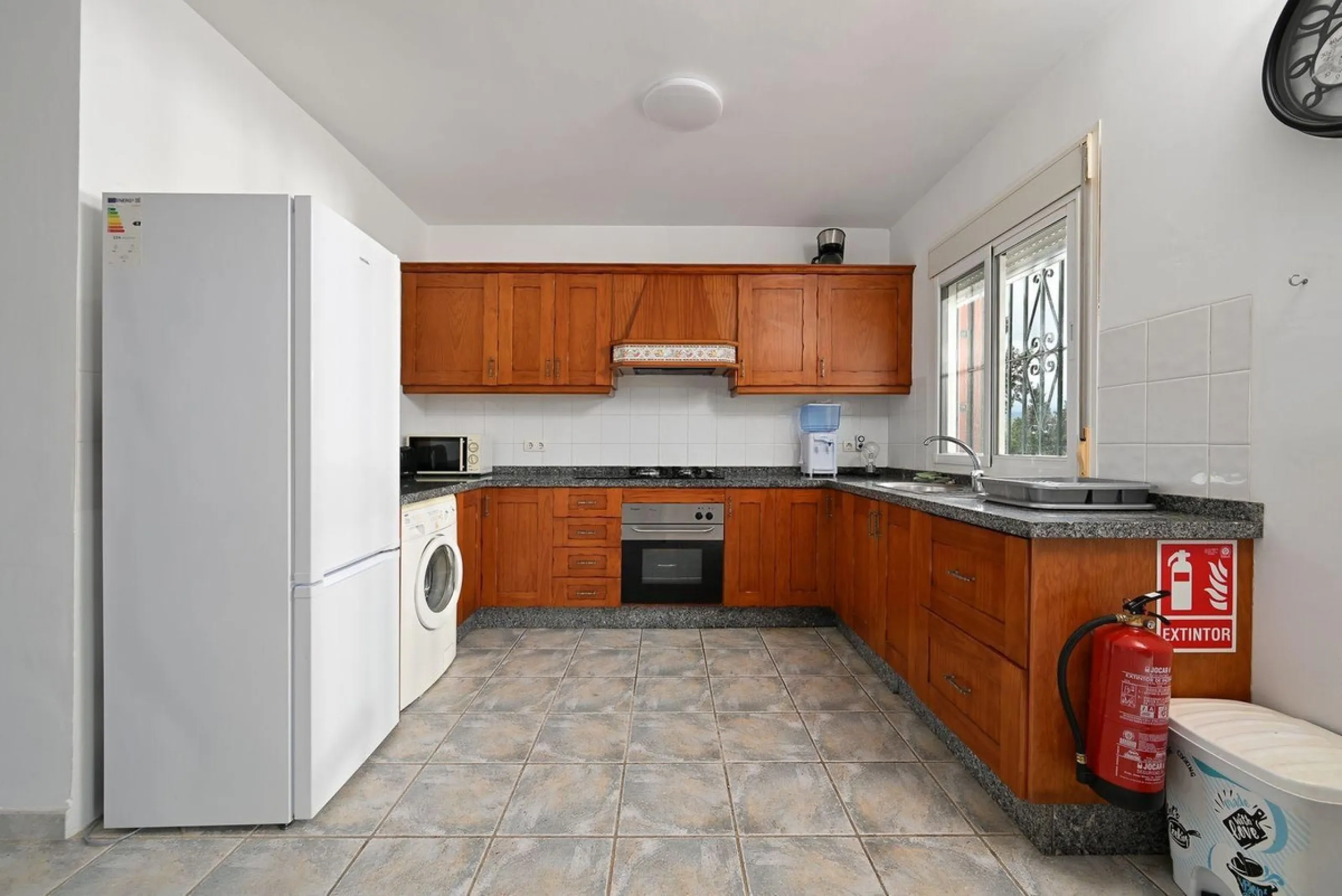 Charming country cottage in excellent condition, currently licensed for holiday rentals and ideal as a second home or investment. The single story house features two double bedrooms, a full bathroom, a fully equipped open-plan kitchen and a living room wi