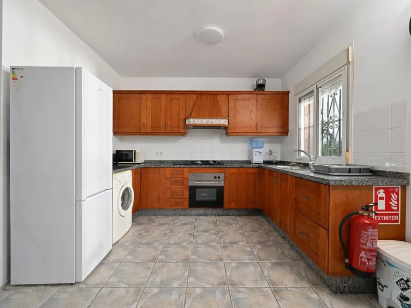 Charming country cottage in excellent condition, currently licensed for holiday rentals and ideal as a second home or investment. The single story house features two double bedrooms, a full bathroom, a fully equipped open-plan kitchen and a living room wi
