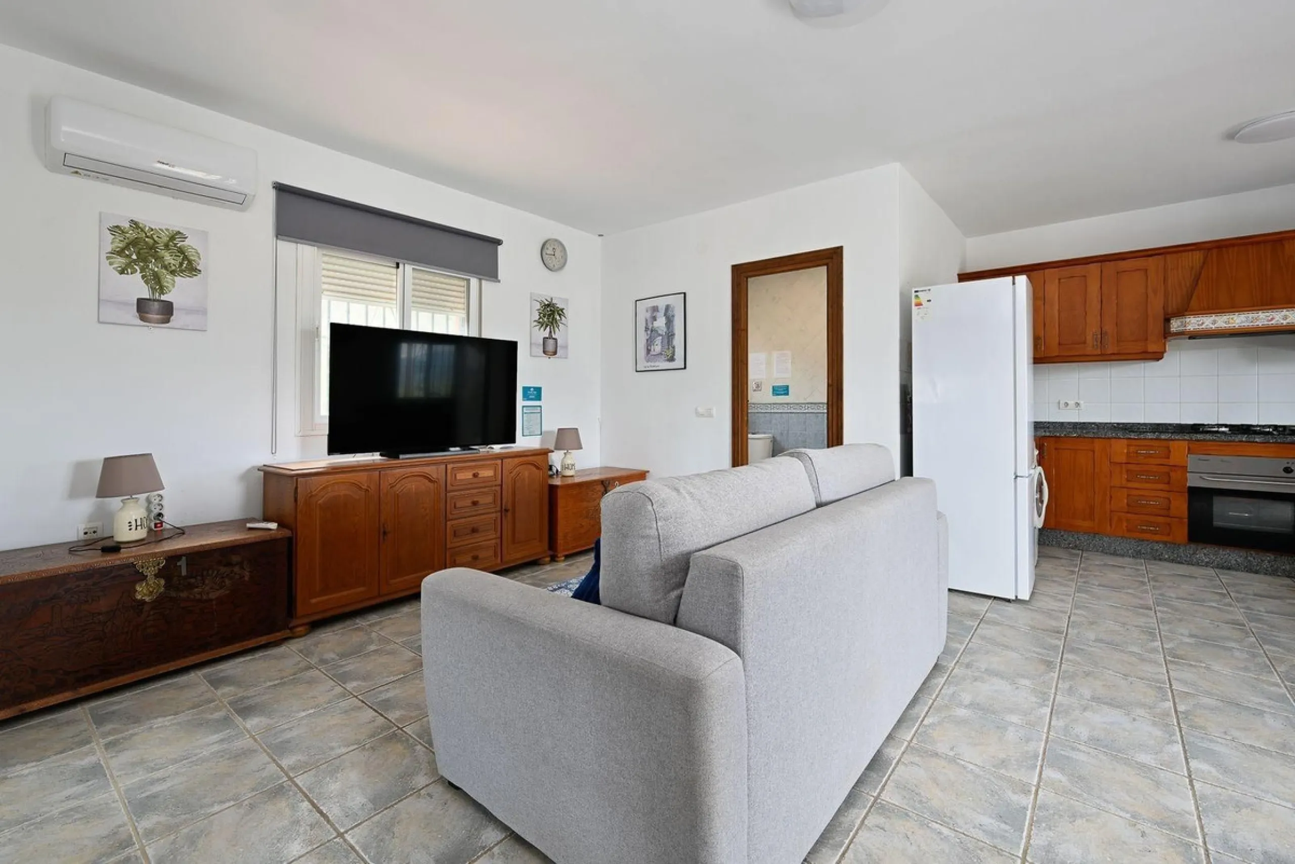 Charming country cottage in excellent condition, currently licensed for holiday rentals and ideal as a second home or investment. The single story house features two double bedrooms, a full bathroom, a fully equipped open-plan kitchen and a living room wi