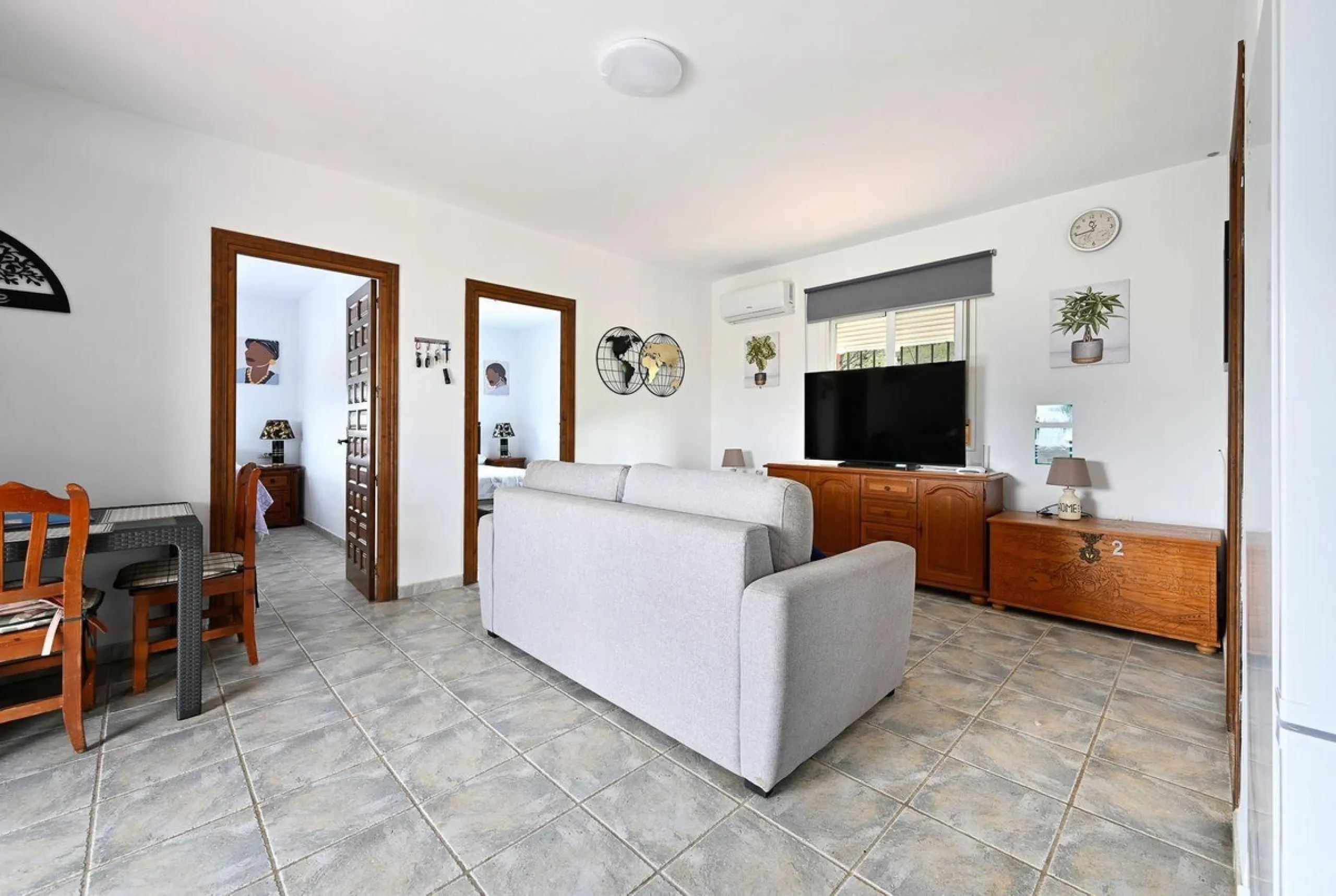Charming country cottage in excellent condition, currently licensed for holiday rentals and ideal as a second home or investment. The single story house features two double bedrooms, a full bathroom, a fully equipped open-plan kitchen and a living room wi