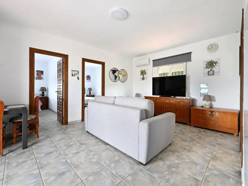 Charming country cottage in excellent condition, currently licensed for holiday rentals and ideal as a second home or investment. The single story house features two double bedrooms, a full bathroom, a fully equipped open-plan kitchen and a living room wi