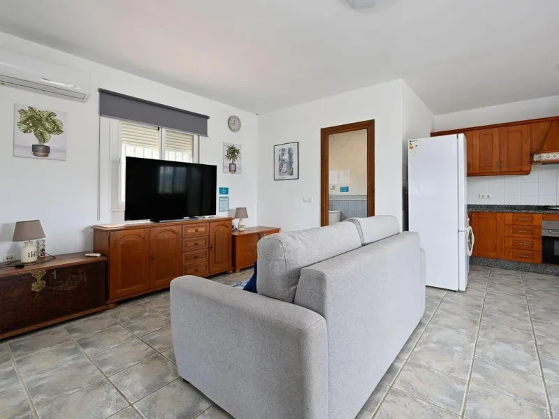 Charming country cottage in excellent condition, currently licensed for holiday rentals and ideal as a second home or investment. The single story house features two double bedrooms, a full bathroom, a fully equipped open-plan kitchen and a living room wi