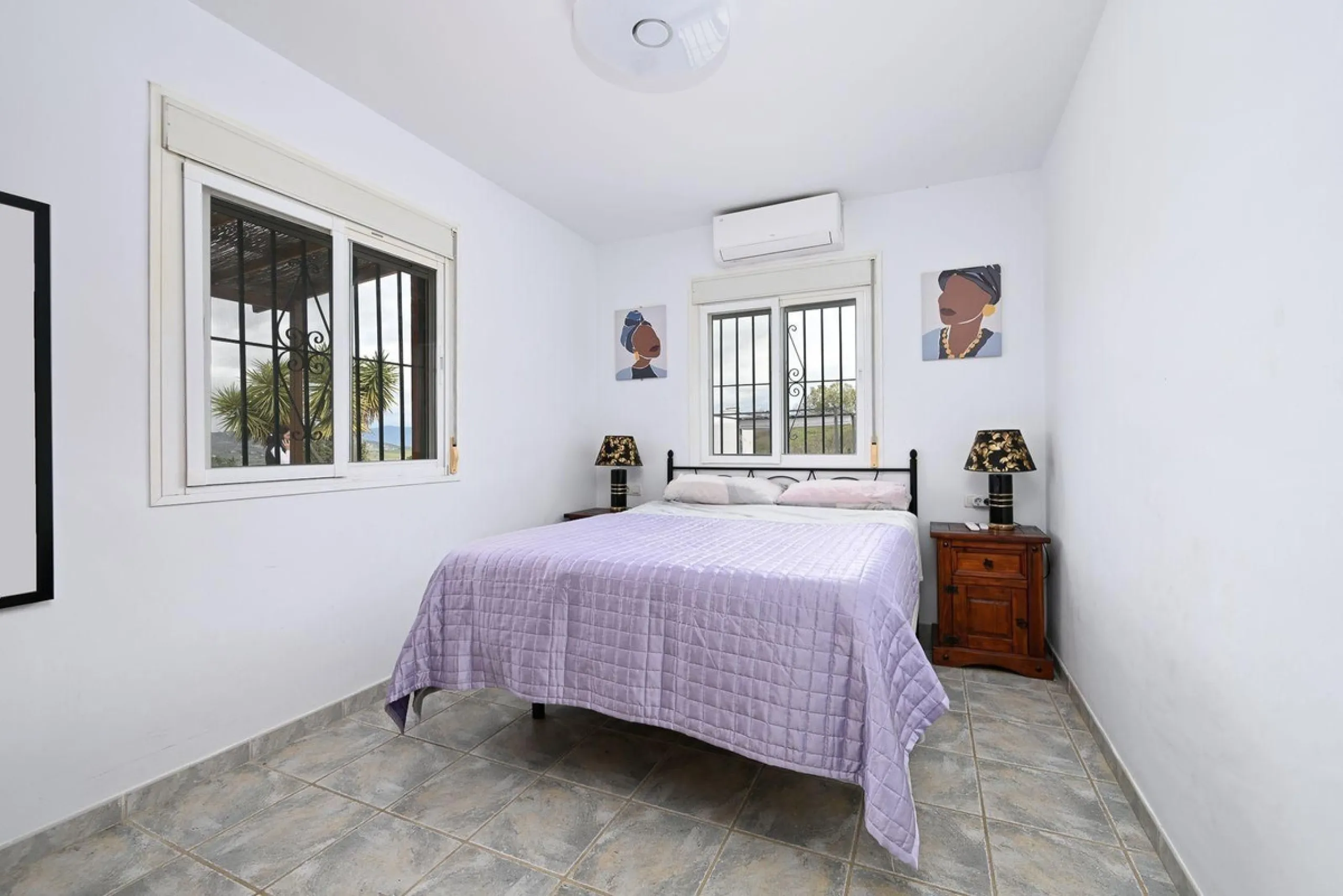 Charming country cottage in excellent condition, currently licensed for holiday rentals and ideal as a second home or investment. The single story house features two double bedrooms, a full bathroom, a fully equipped open-plan kitchen and a living room wi